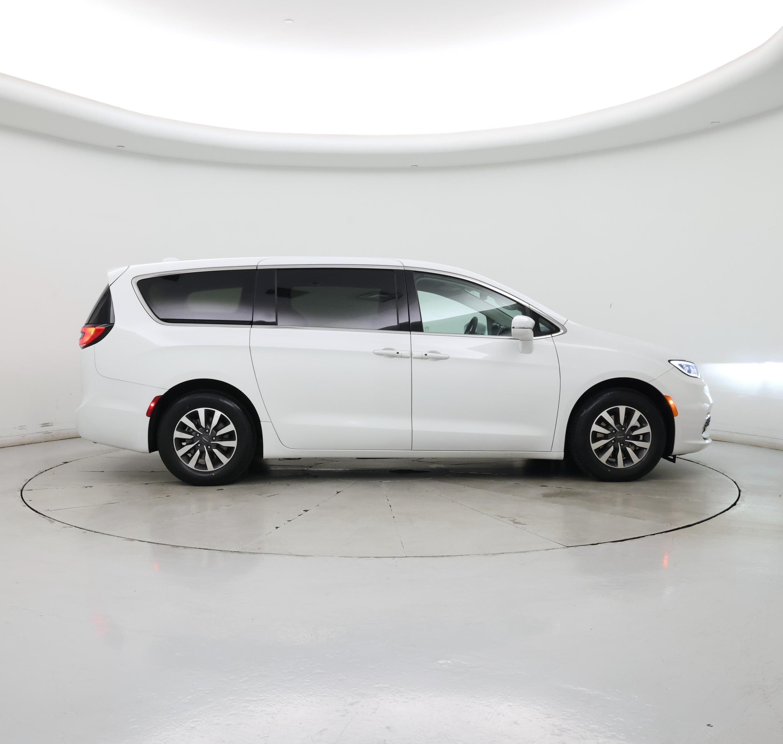 Thumbnail: 2022 Chrysler Pacifica - 7