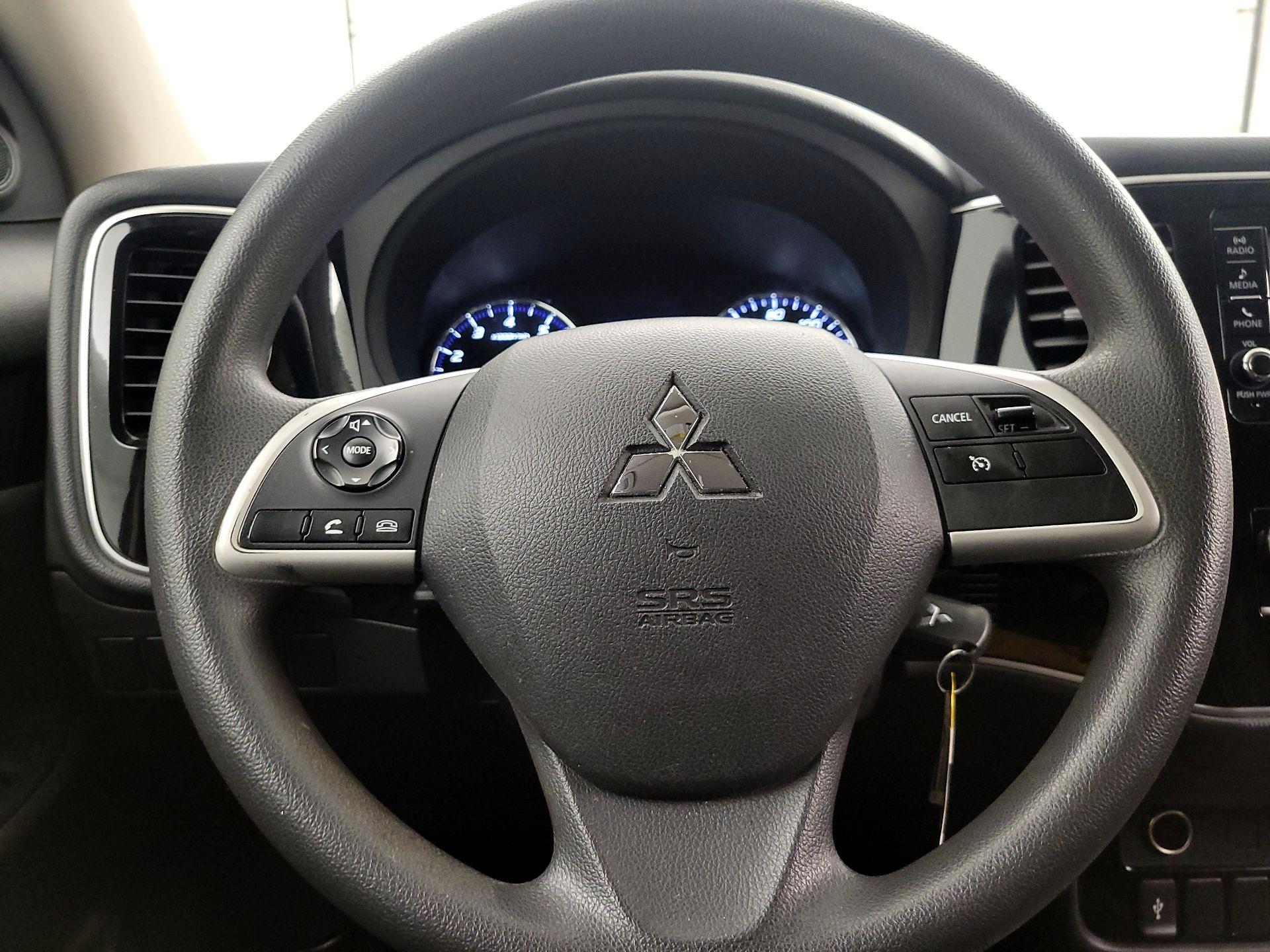 Thumbnail: 2020 Mitsubishi Outlander - 10