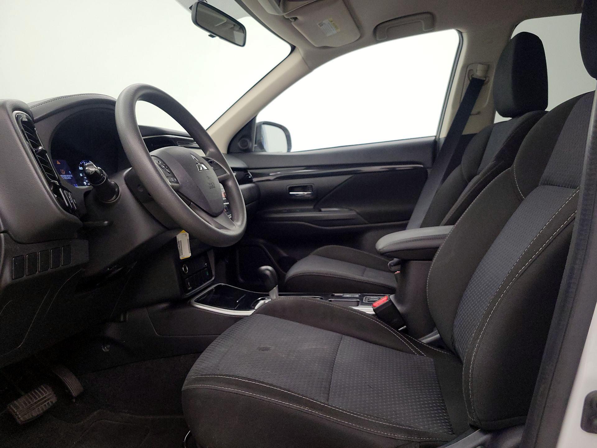 Thumbnail: 2020 Mitsubishi Outlander - 11
