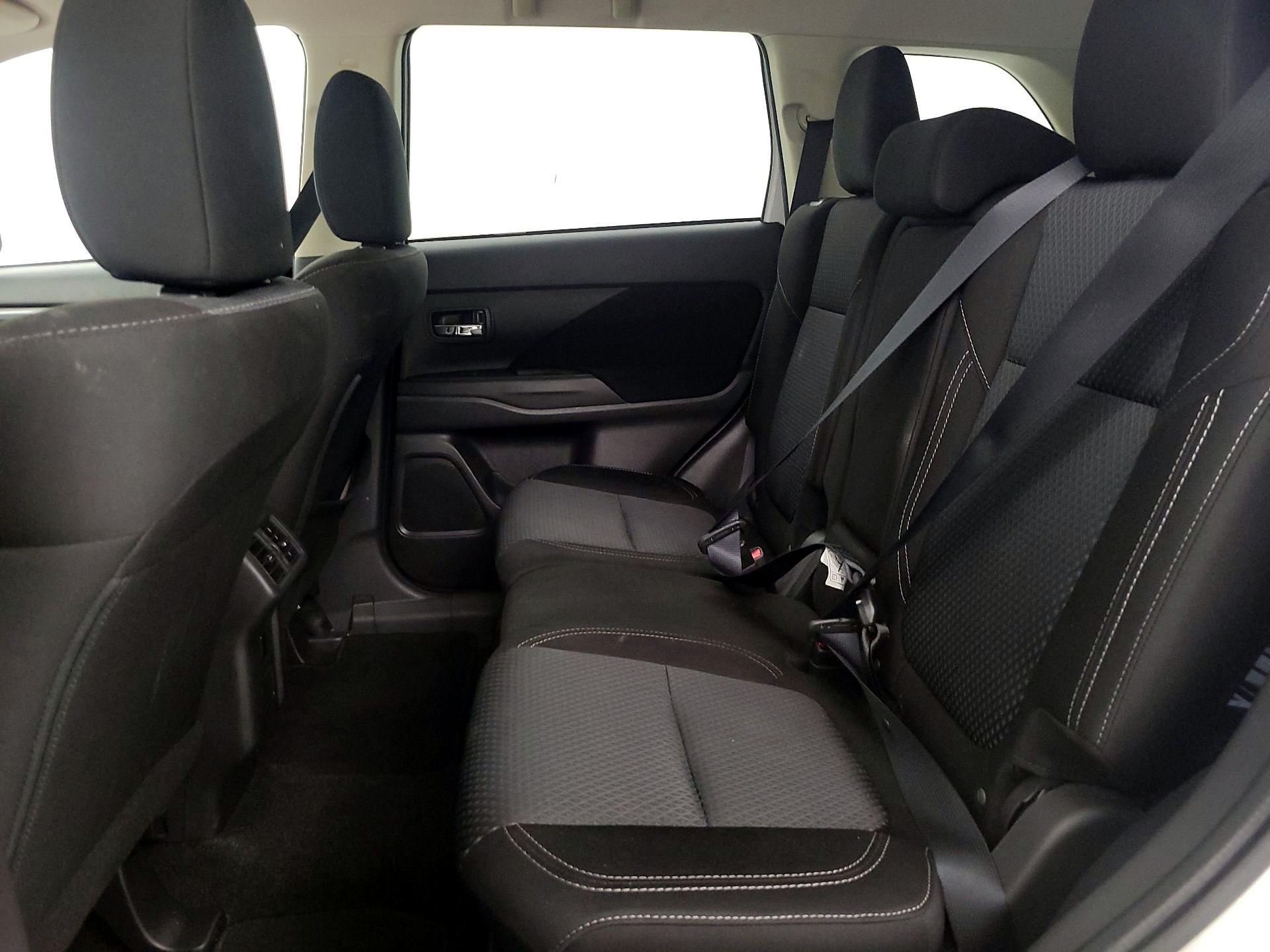 Thumbnail: 2020 Mitsubishi Outlander - 19