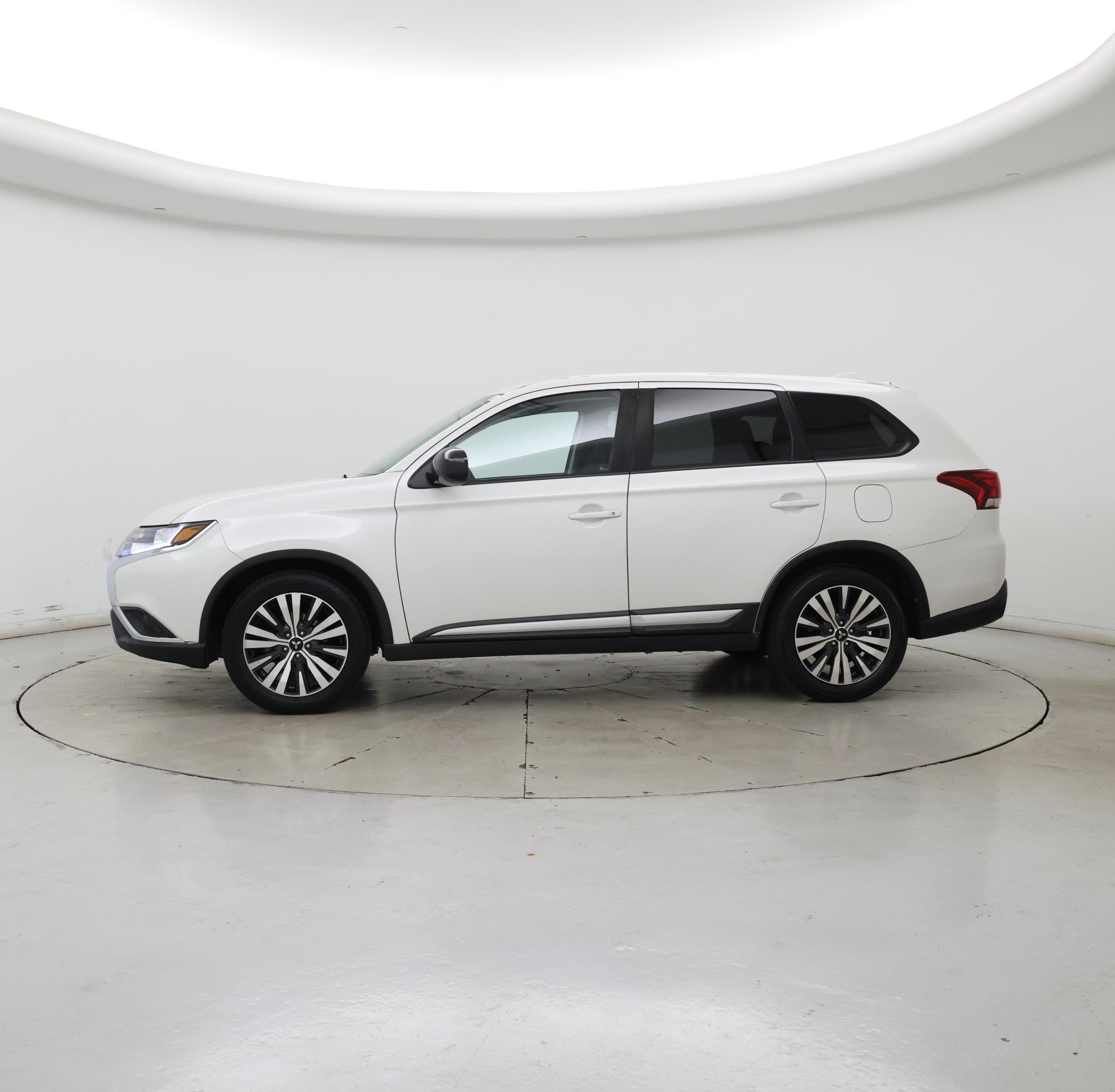 Thumbnail: 2020 Mitsubishi Outlander - 3