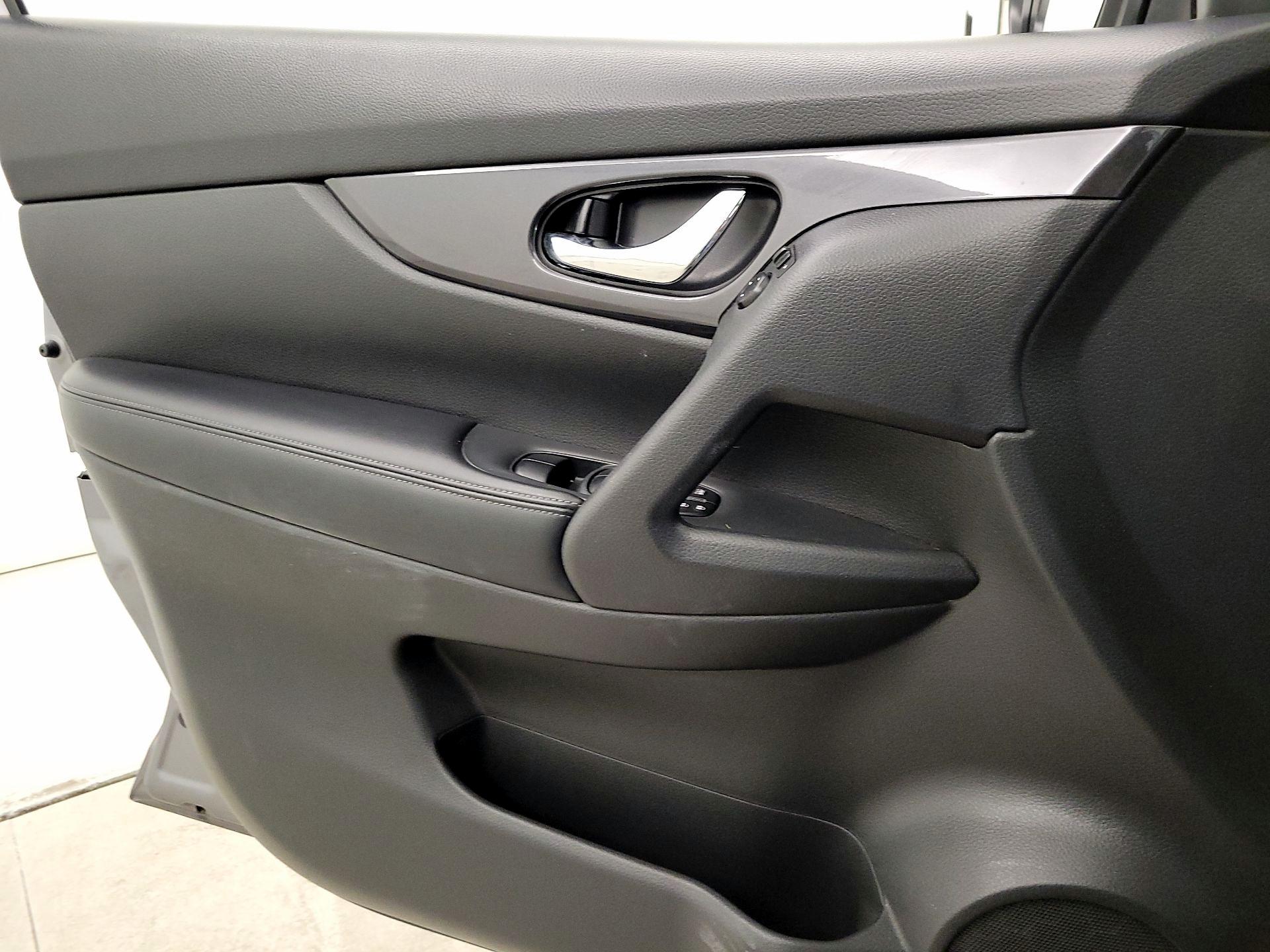 Thumbnail: 2017 Nissan Rogue - 12