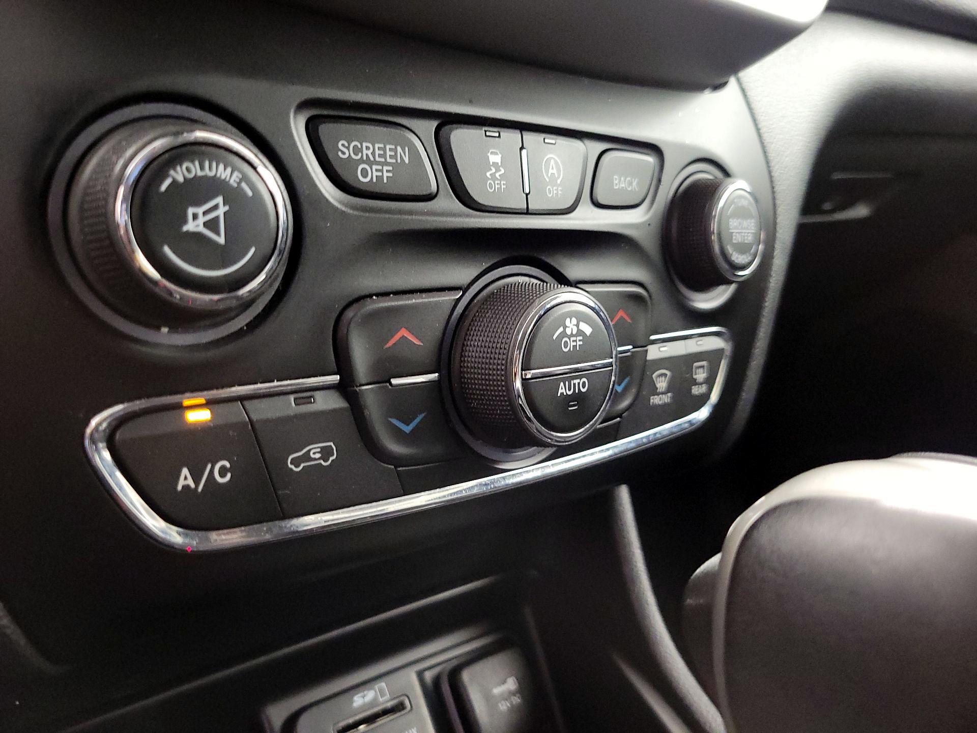 Thumbnail: 2017 Jeep Cherokee - 16