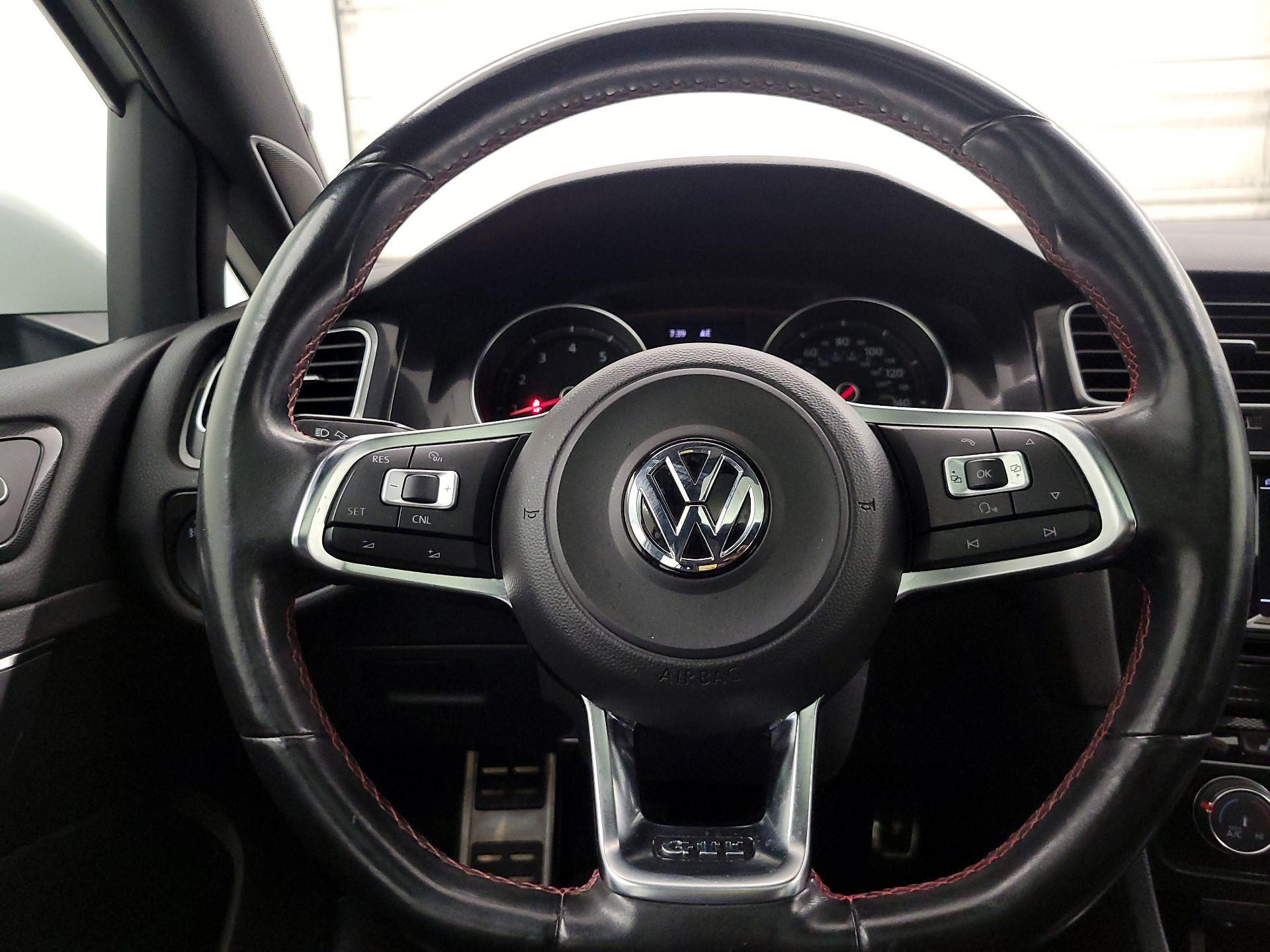 Thumbnail: 2015 Volkswagen Golf - 10