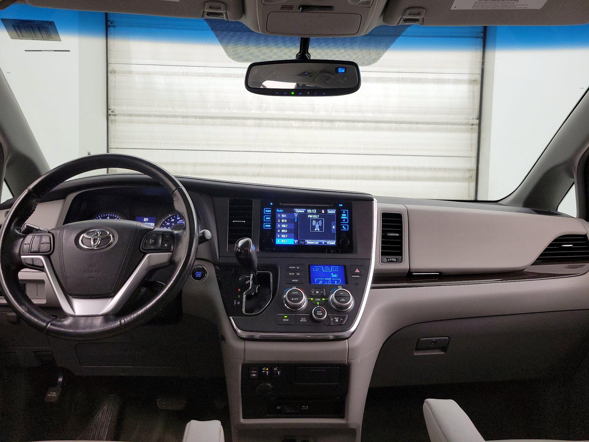 Thumbnail: 2016 Toyota Sienna - 9