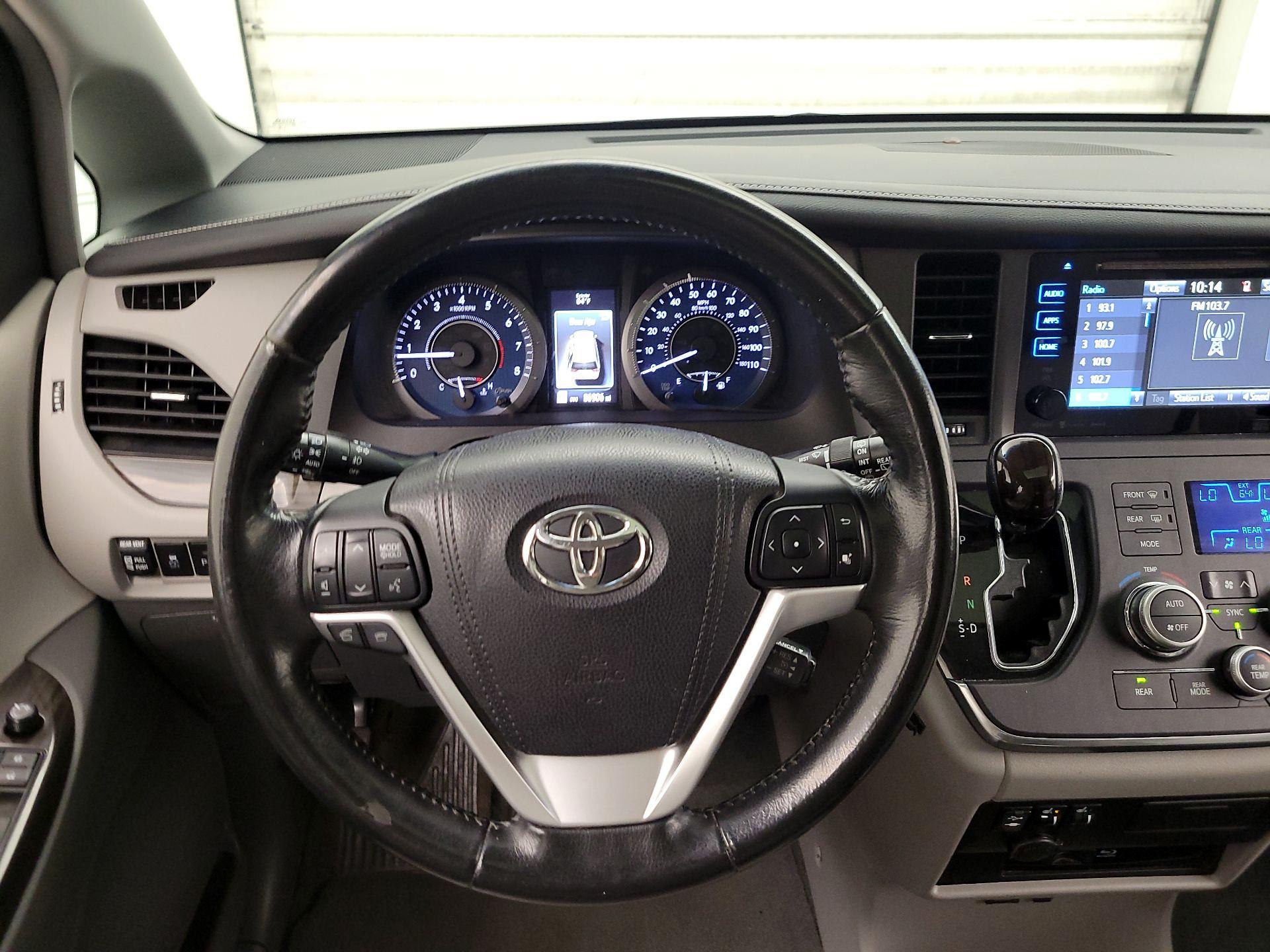 Thumbnail: 2016 Toyota Sienna - 10