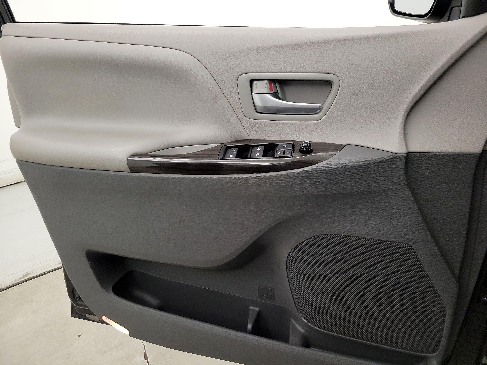 Thumbnail: 2016 Toyota Sienna - 12