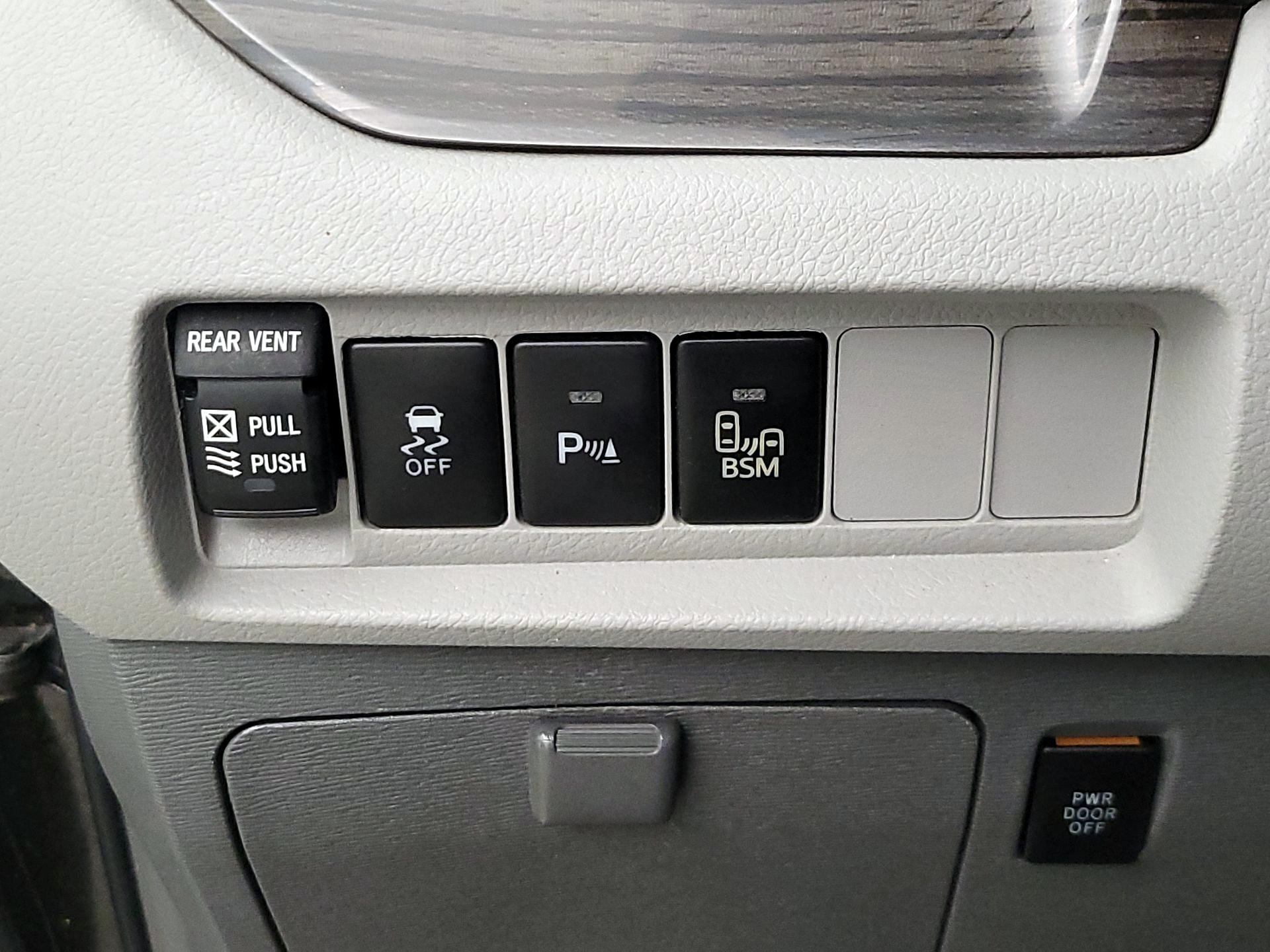 Thumbnail: 2016 Toyota Sienna - 13