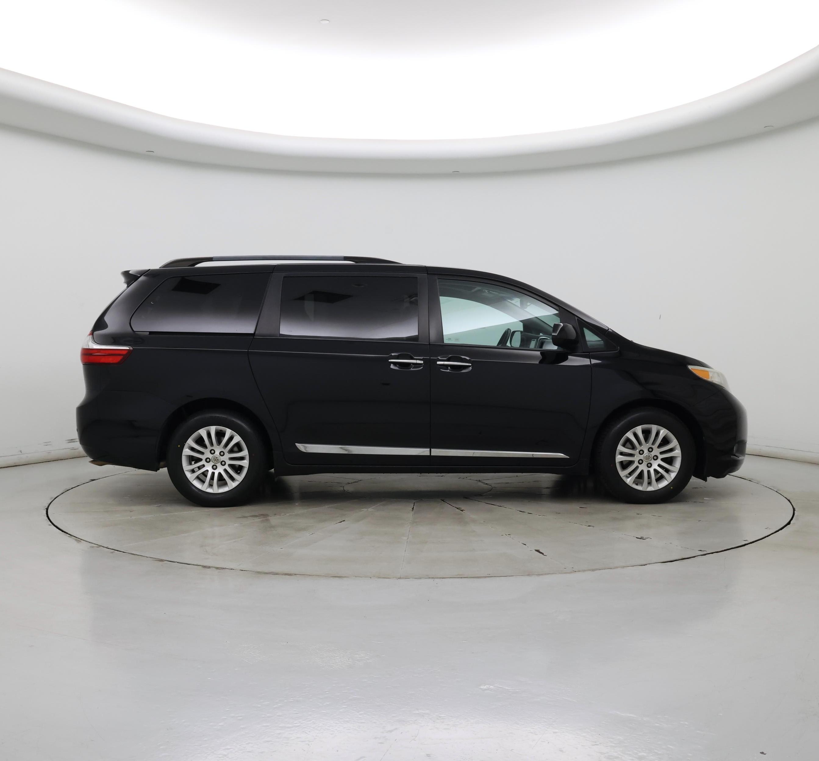 Thumbnail: 2016 Toyota Sienna - 7