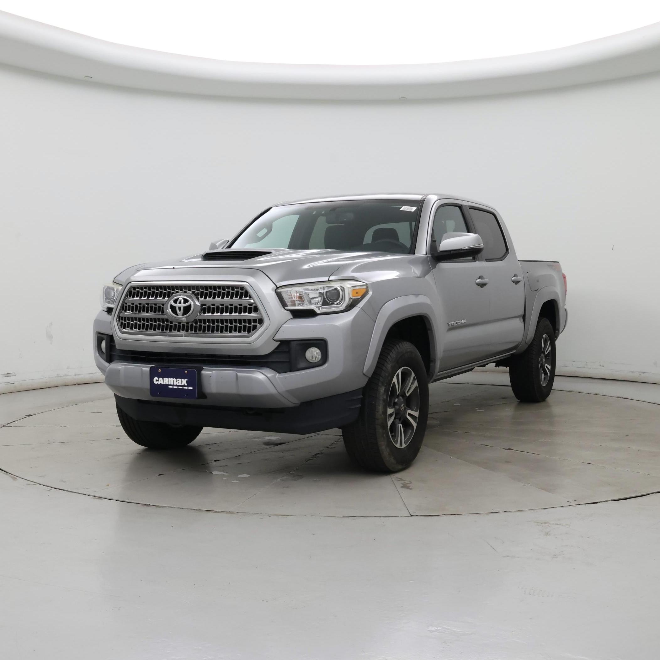 Thumbnail: 2017 Toyota Tacoma - 4
