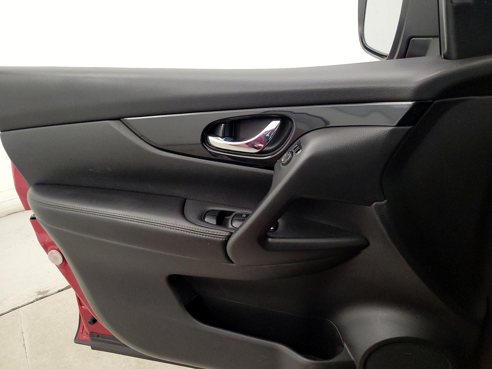 Thumbnail: 2018 Nissan Rogue Sport - 12