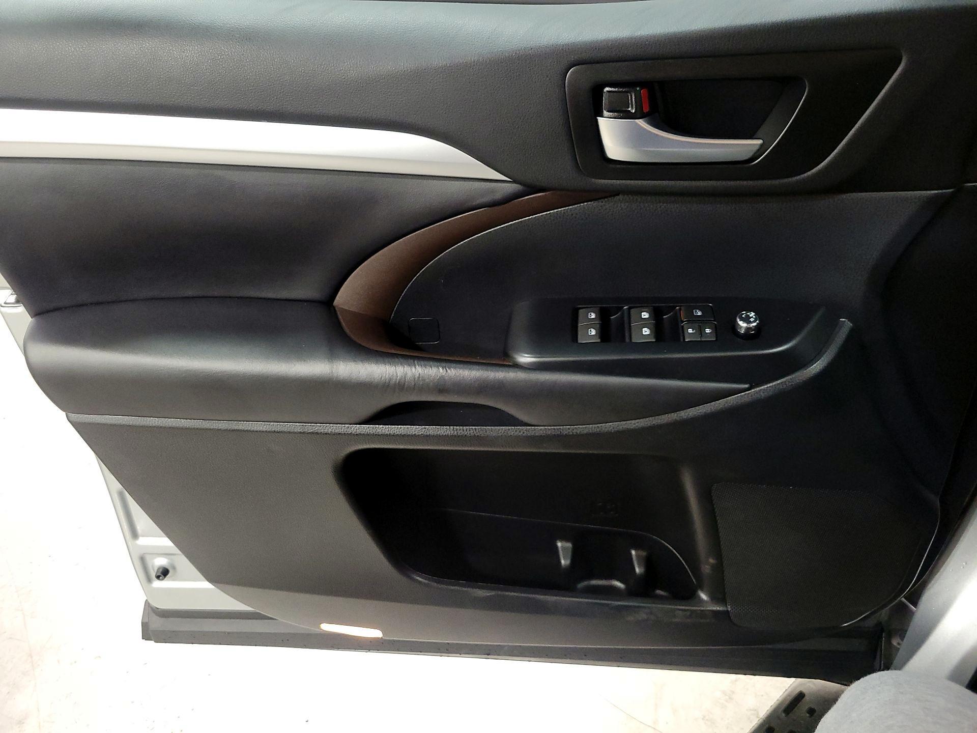 Thumbnail: 2019 Toyota Highlander - 12