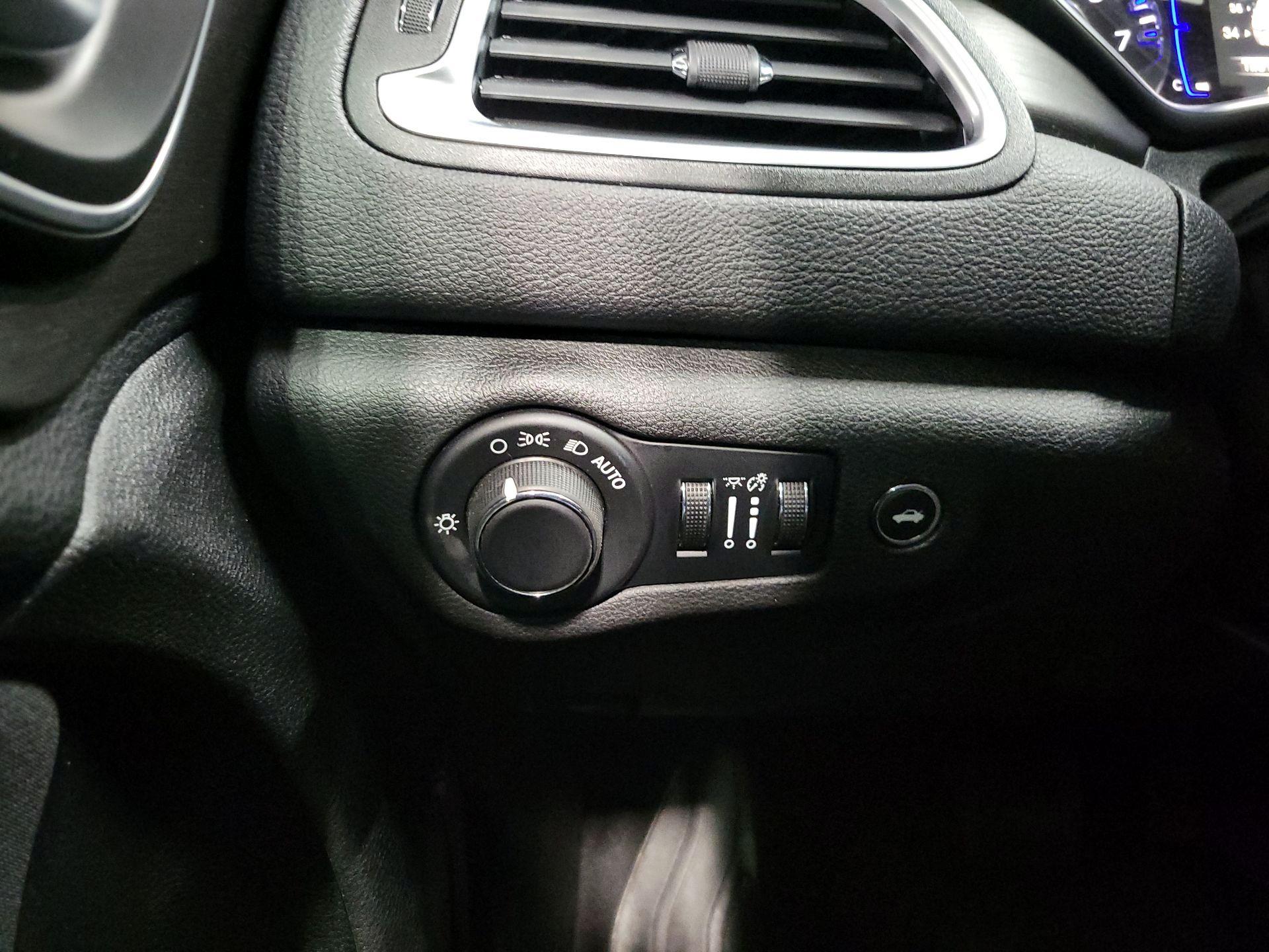 Thumbnail: 2016 Chrysler 200 - 13
