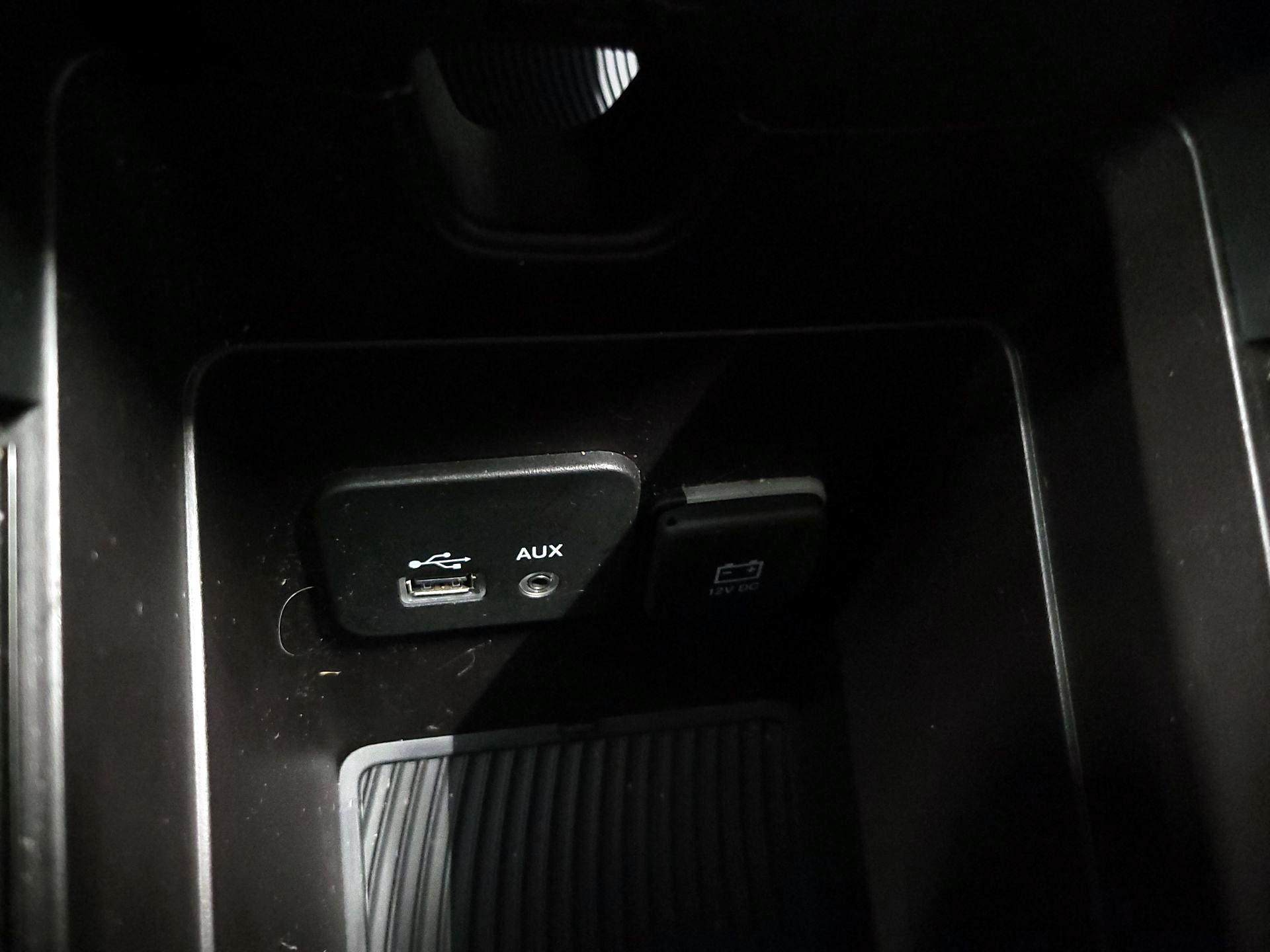 Thumbnail: 2016 Chrysler 200 - 17