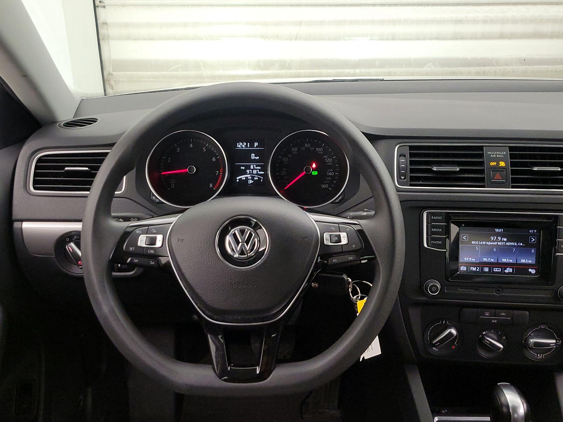 Thumbnail: 2017 Volkswagen Jetta - 10