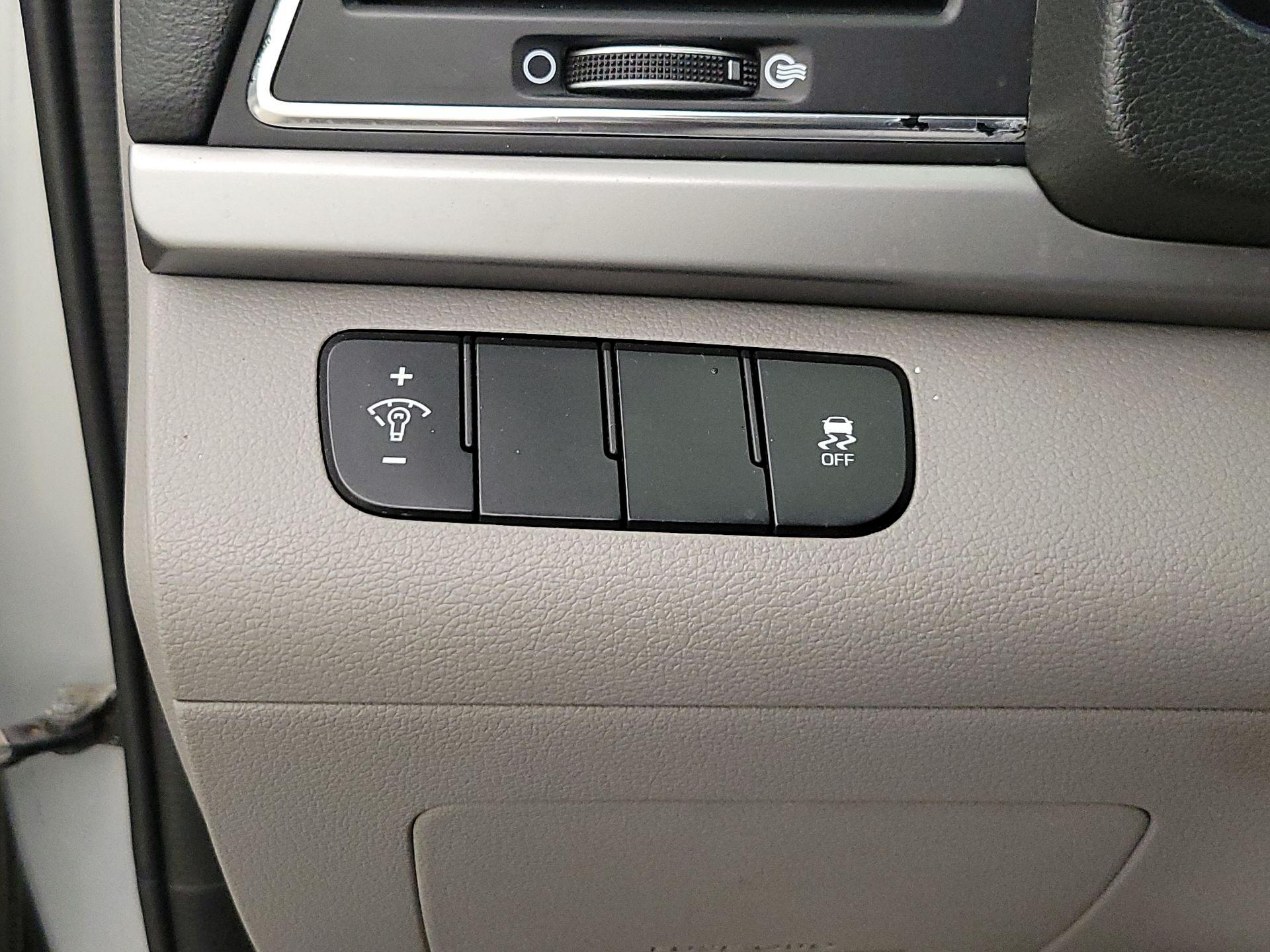 Thumbnail: 2017 Hyundai Elantra - 13