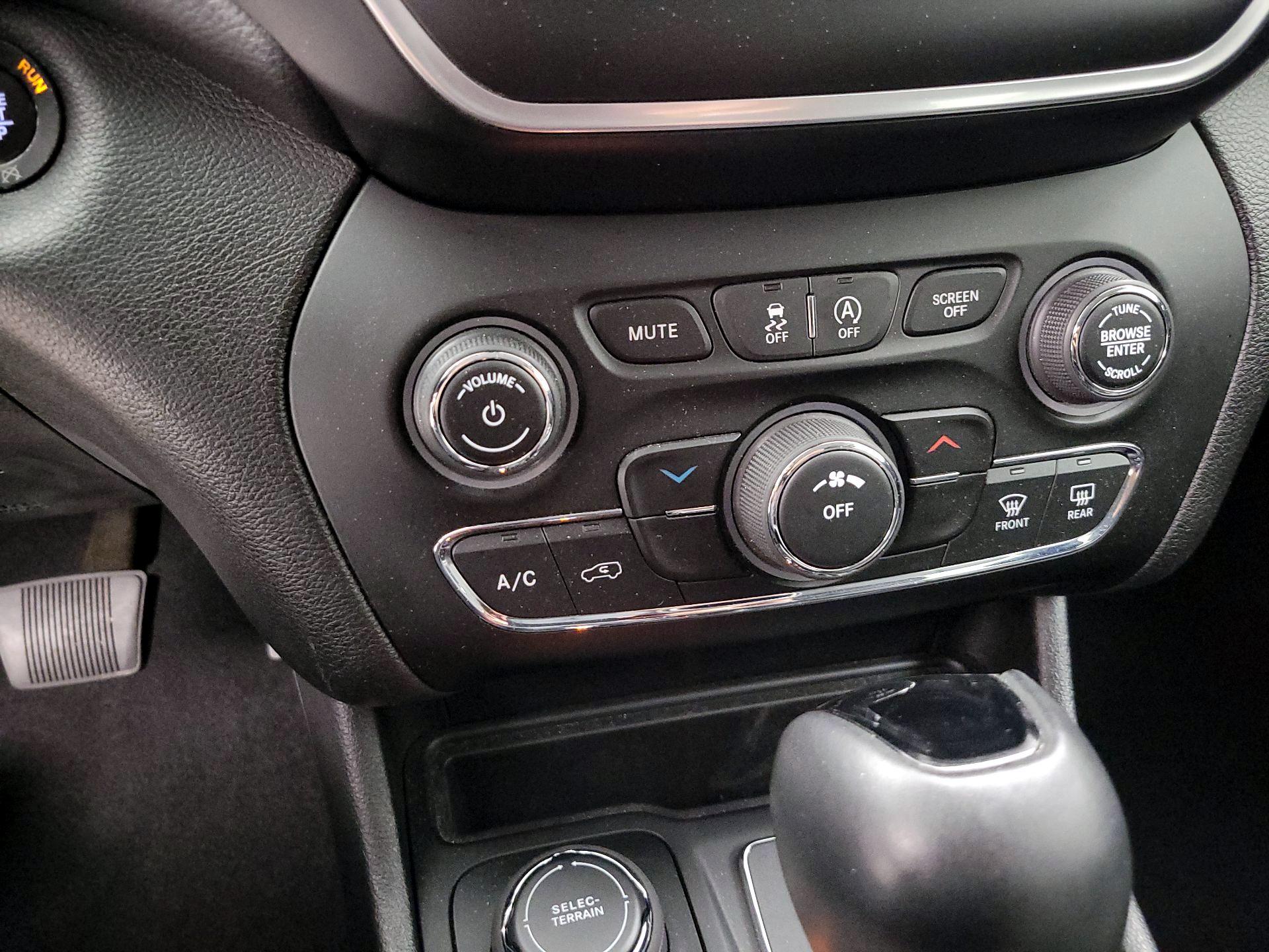 Thumbnail: 2021 Jeep Cherokee - 16