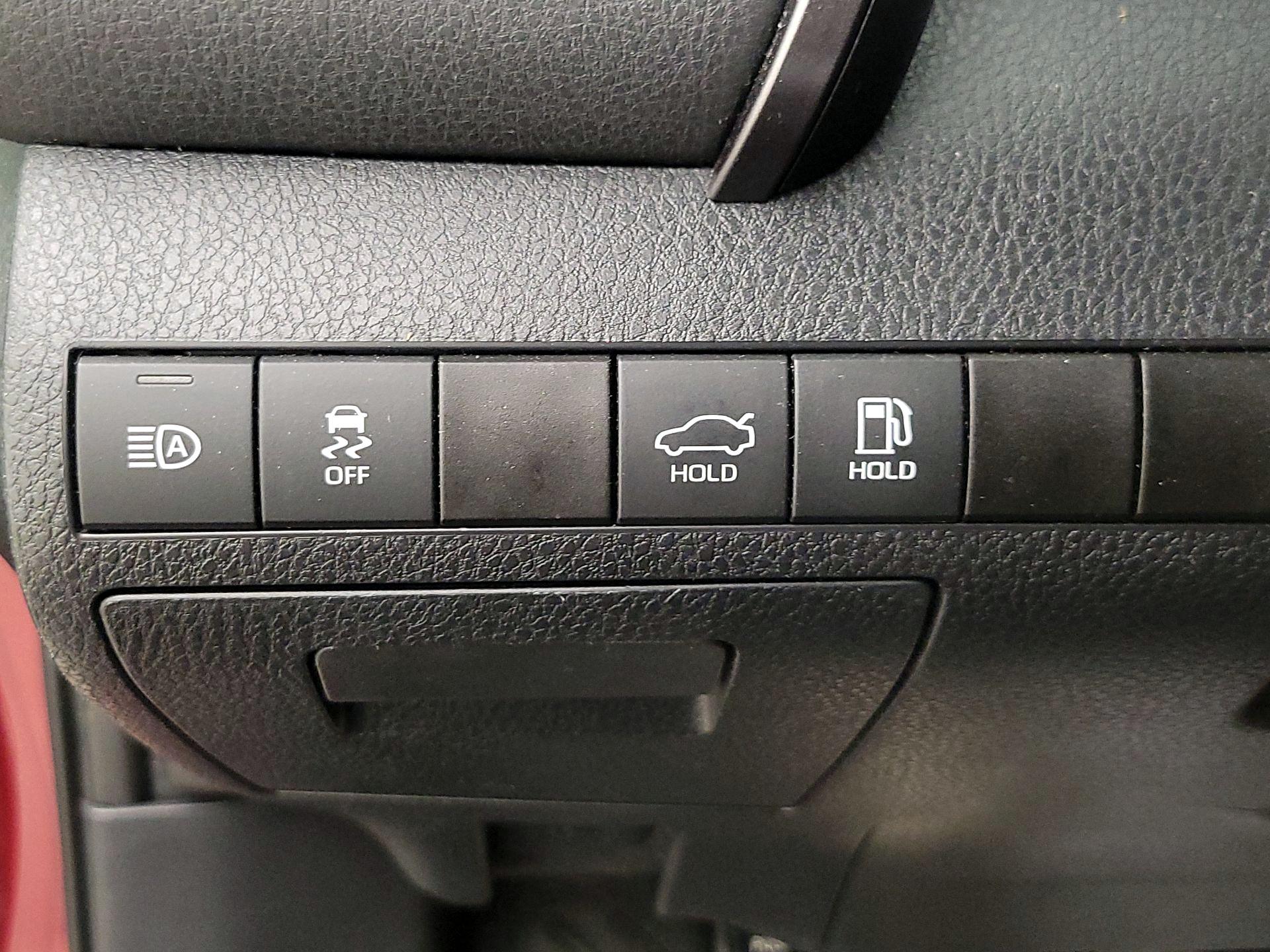 Thumbnail: 2019 Toyota Camry - 13