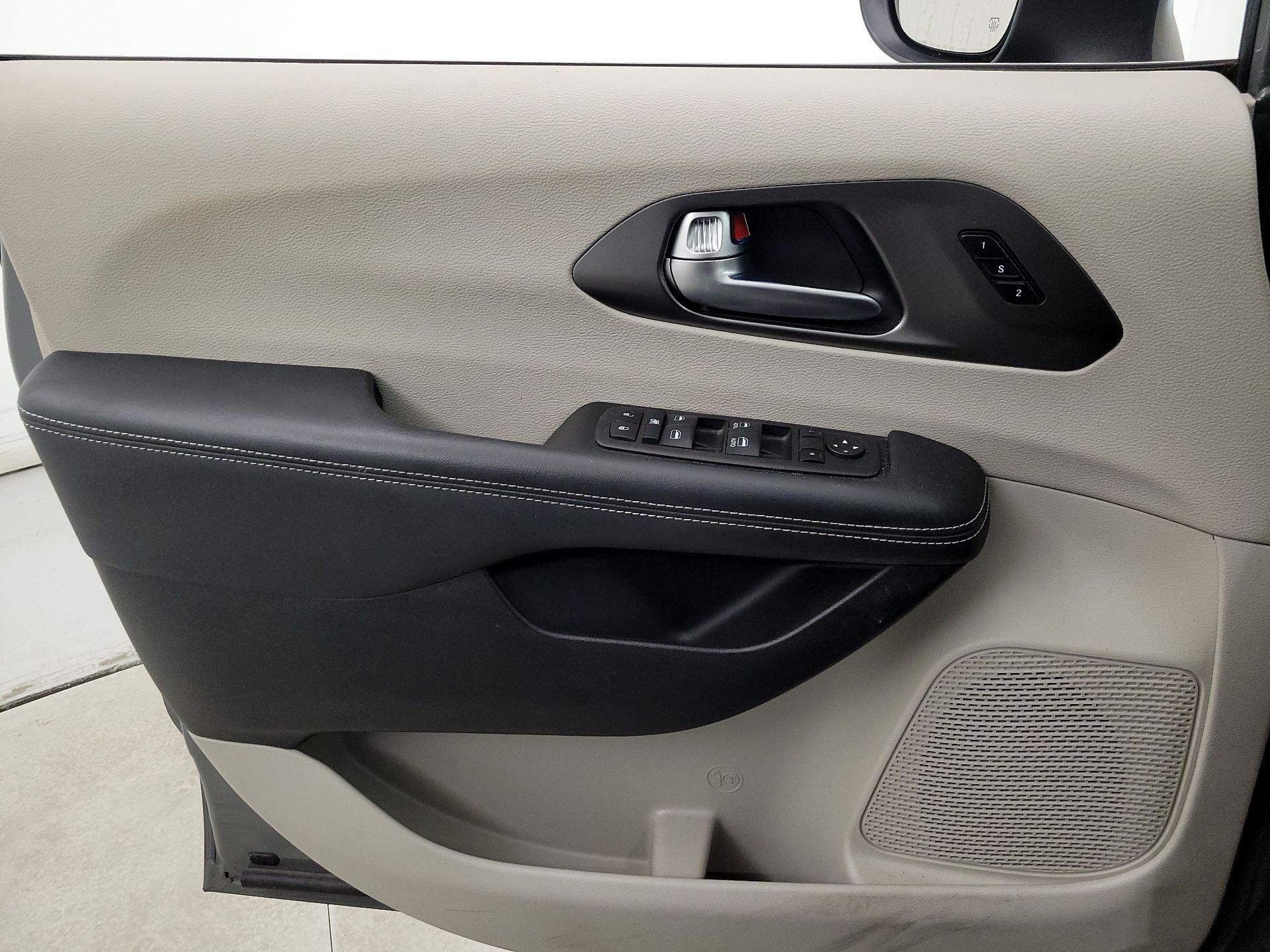 Thumbnail: 2023 Chrysler Pacifica - 12