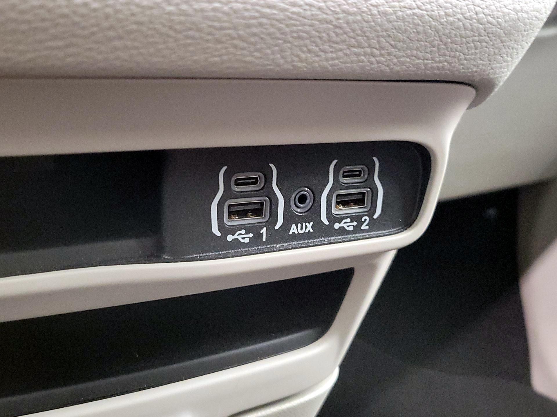 Thumbnail: 2023 Chrysler Pacifica - 18