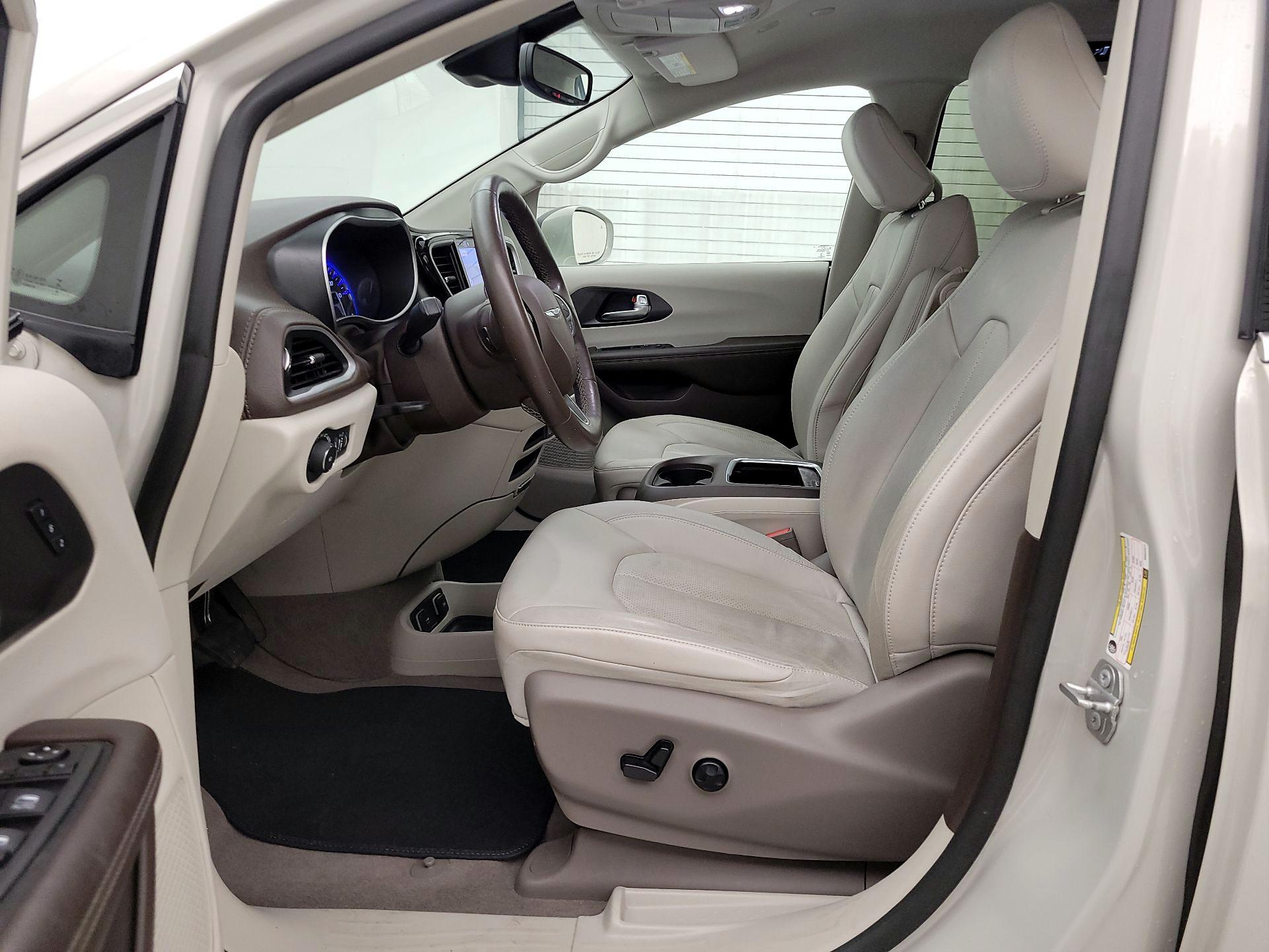 Thumbnail: 2021 Chrysler Pacifica - 11