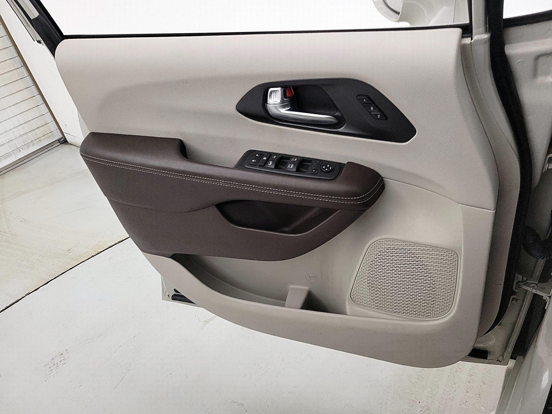 Thumbnail: 2021 Chrysler Pacifica - 12