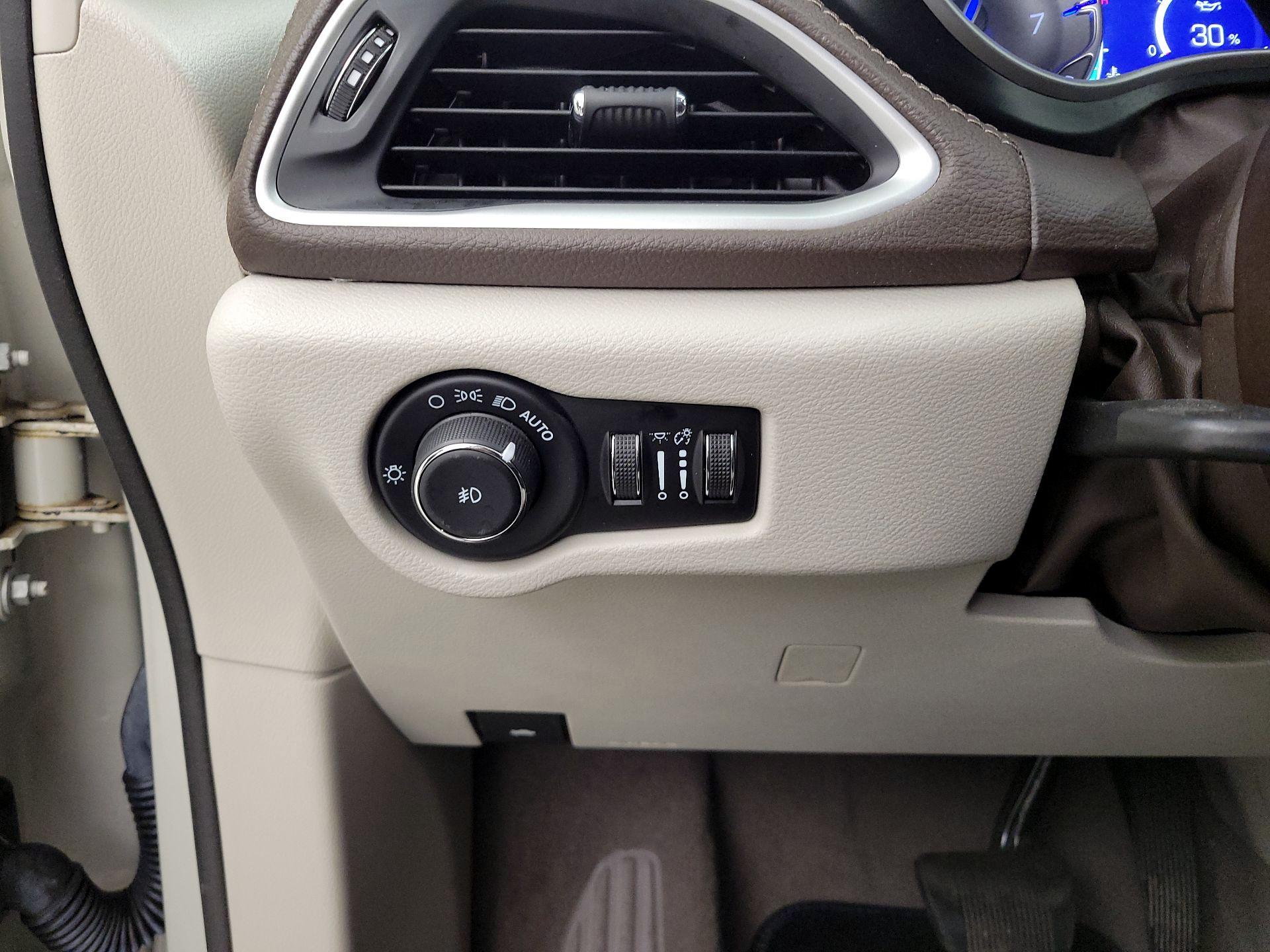 Thumbnail: 2021 Chrysler Pacifica - 13