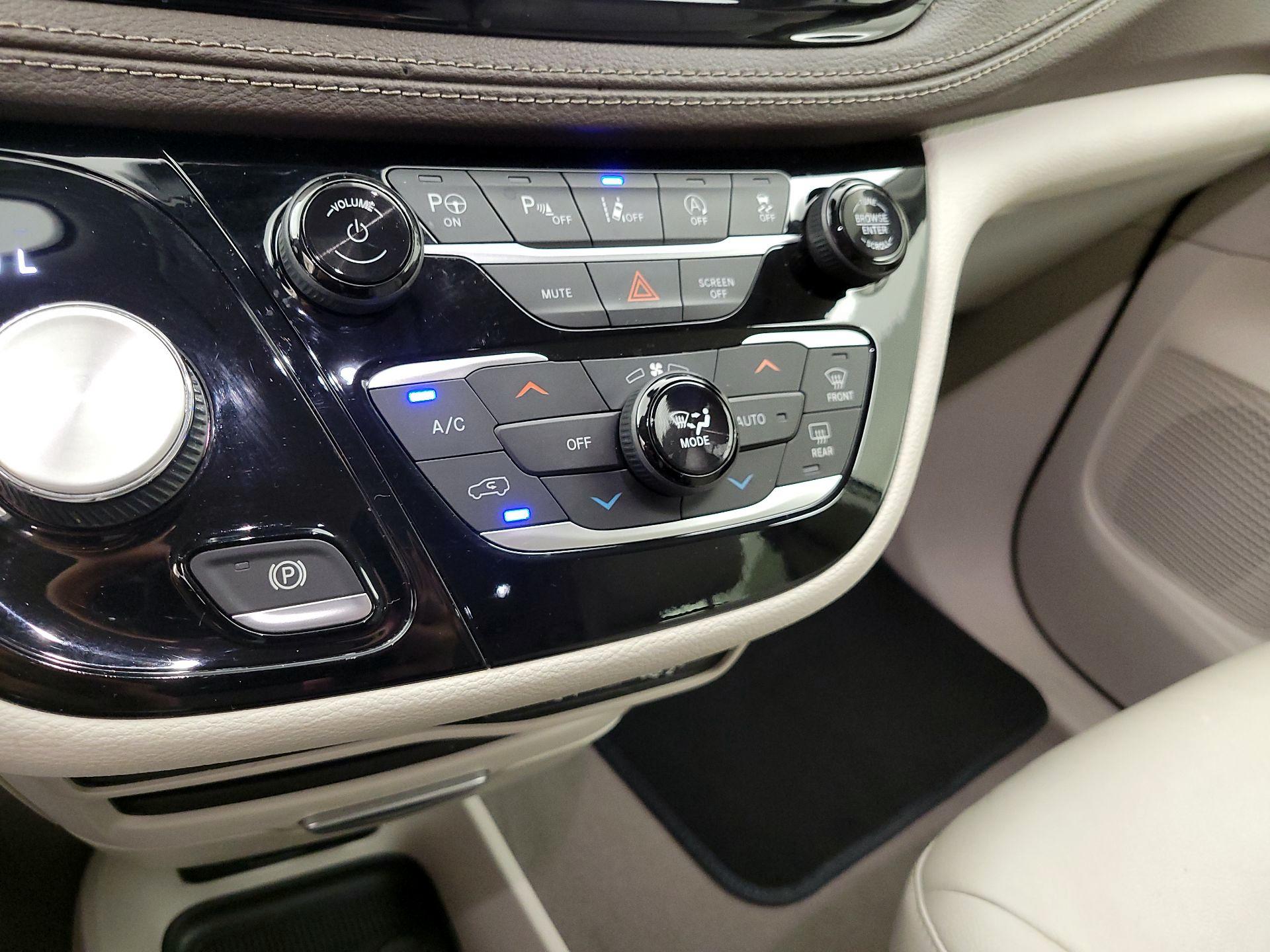 Thumbnail: 2021 Chrysler Pacifica - 17