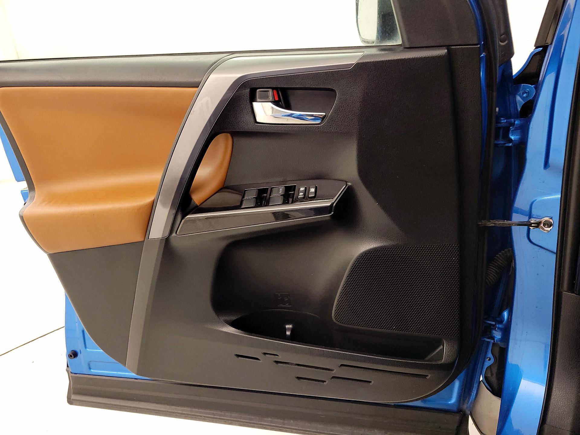 Thumbnail: 2016 Toyota RAV4 - 12