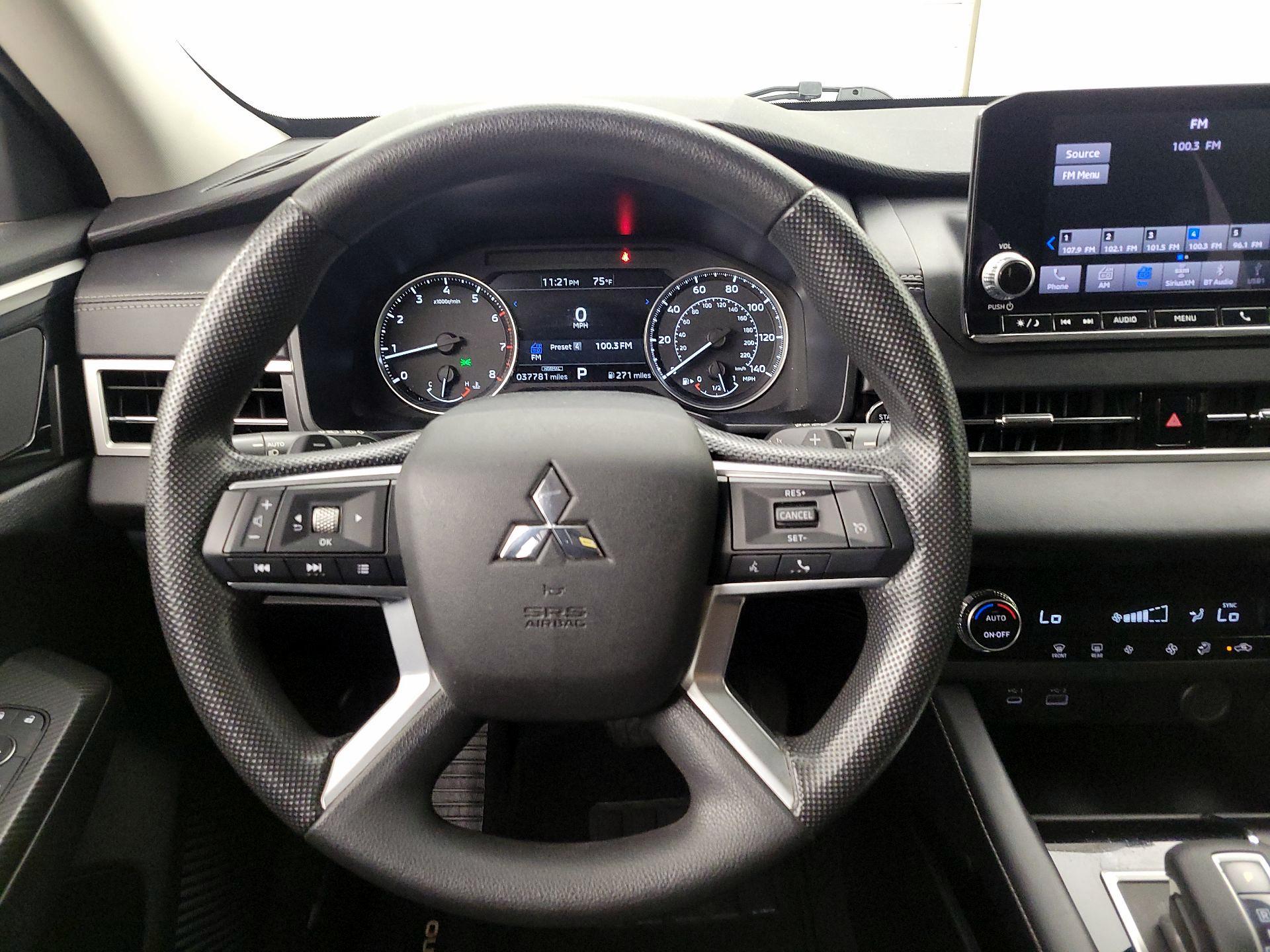 Thumbnail: 2023 Mitsubishi Outlander - 10