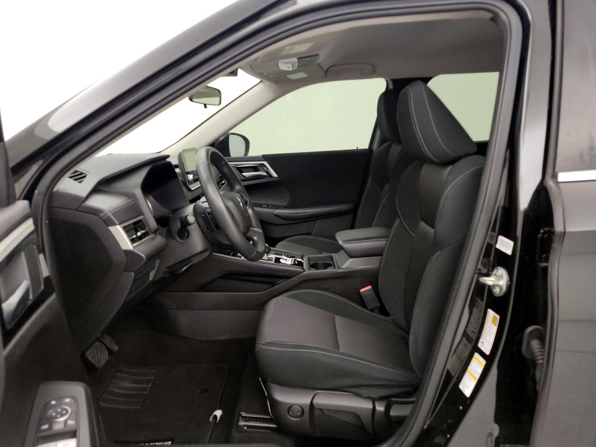 Thumbnail: 2023 Mitsubishi Outlander - 11