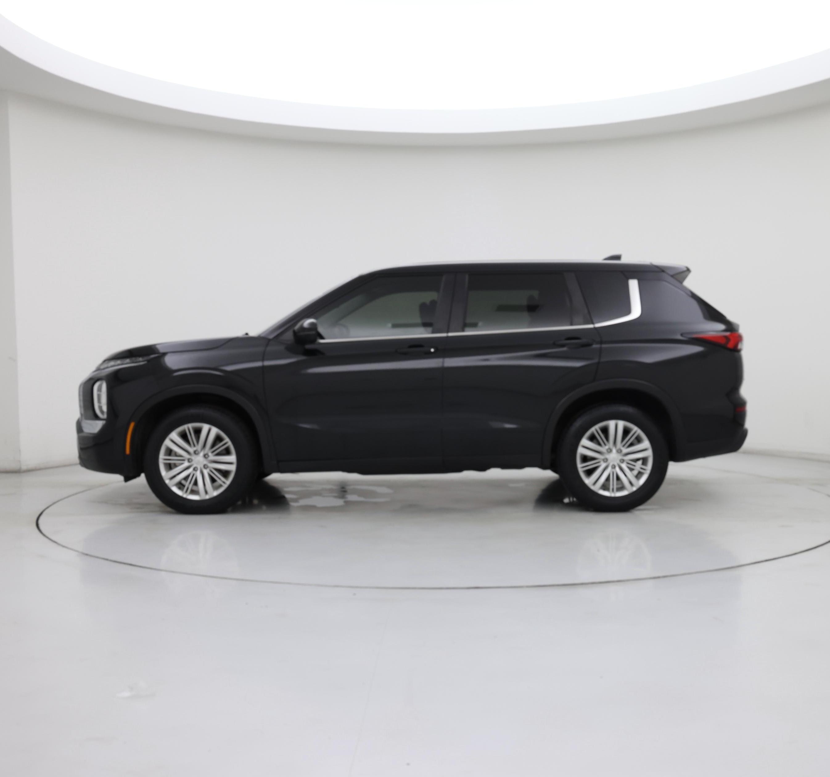 Thumbnail: 2023 Mitsubishi Outlander - 3