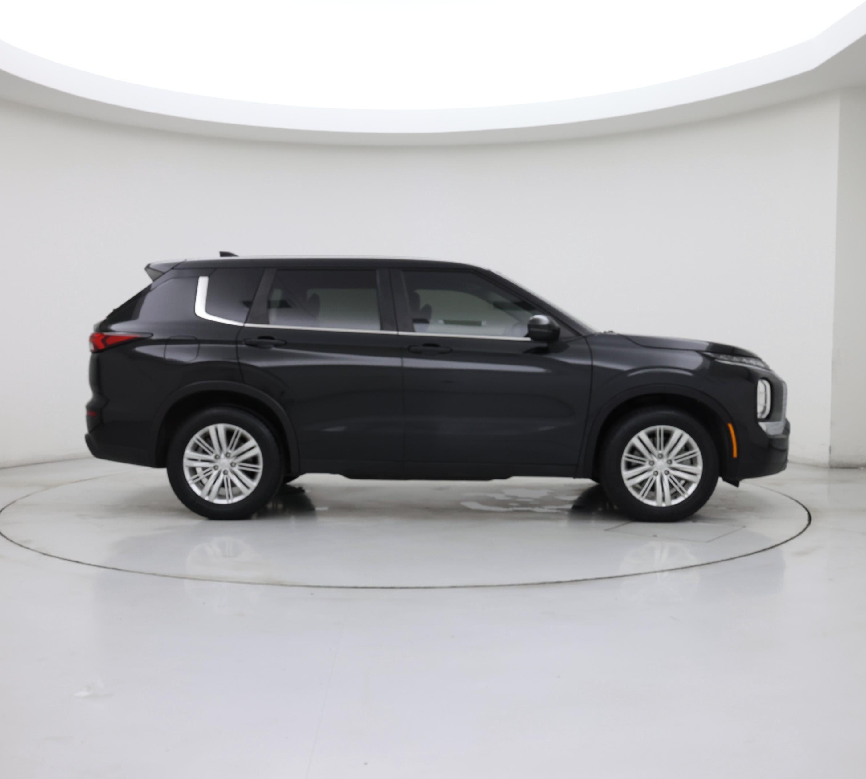Thumbnail: 2023 Mitsubishi Outlander - 7