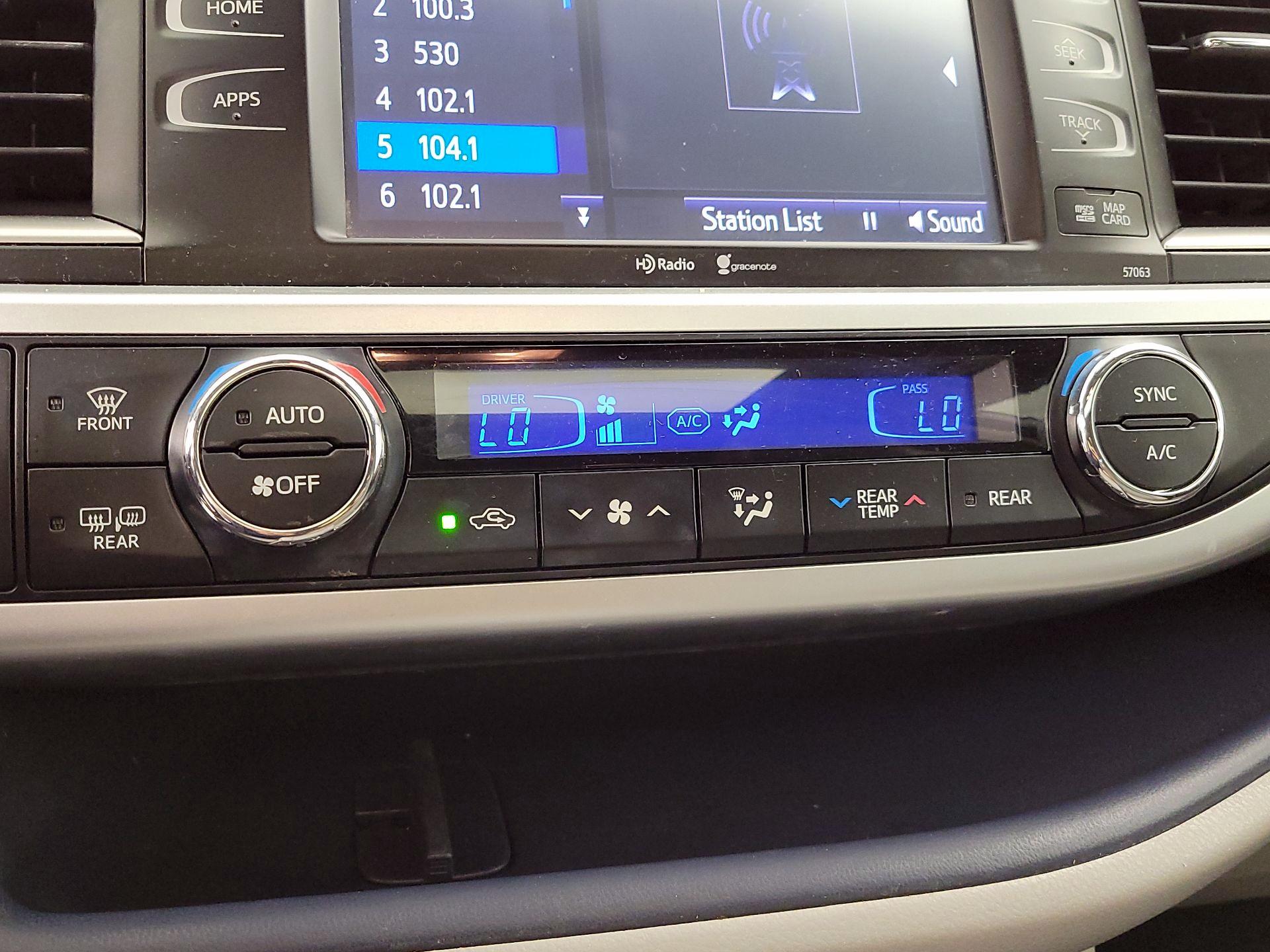 Thumbnail: 2015 Toyota Highlander - 16
