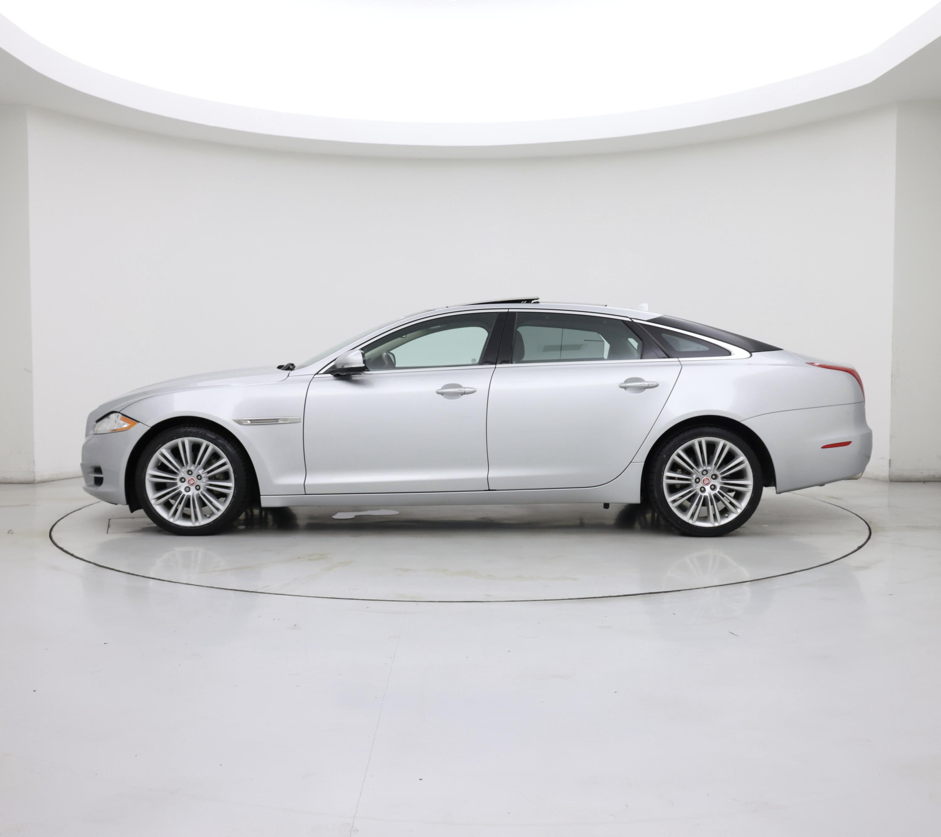 Thumbnail: 2015 Jaguar XJ - 3