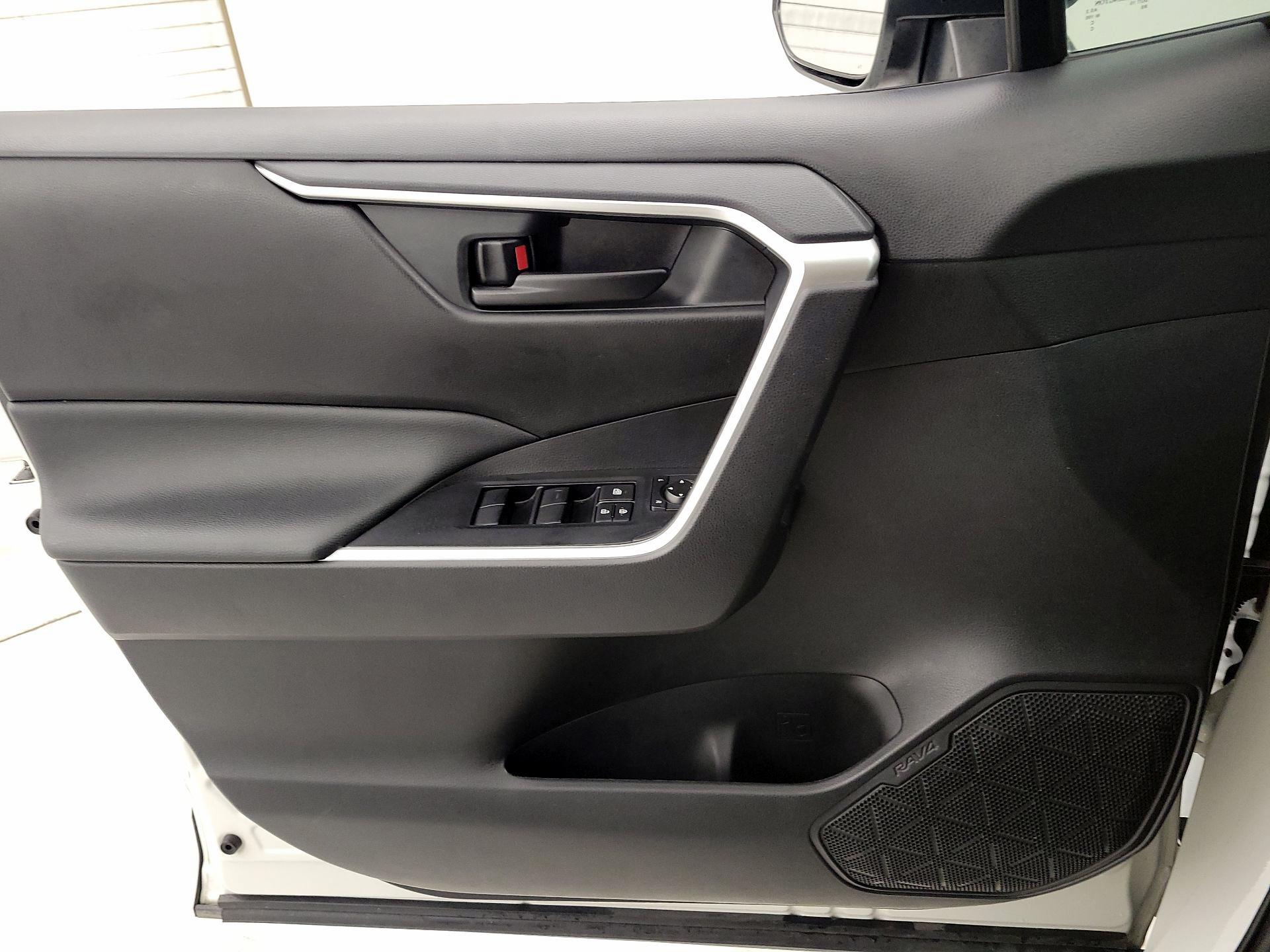 Thumbnail: 2020 Toyota RAV4 - 12