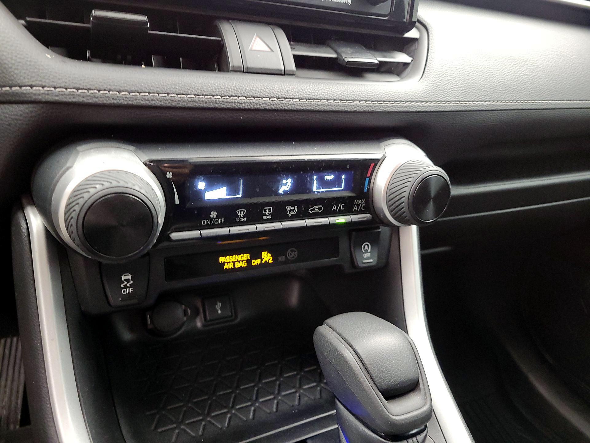 Thumbnail: 2021 Toyota RAV4 - 17