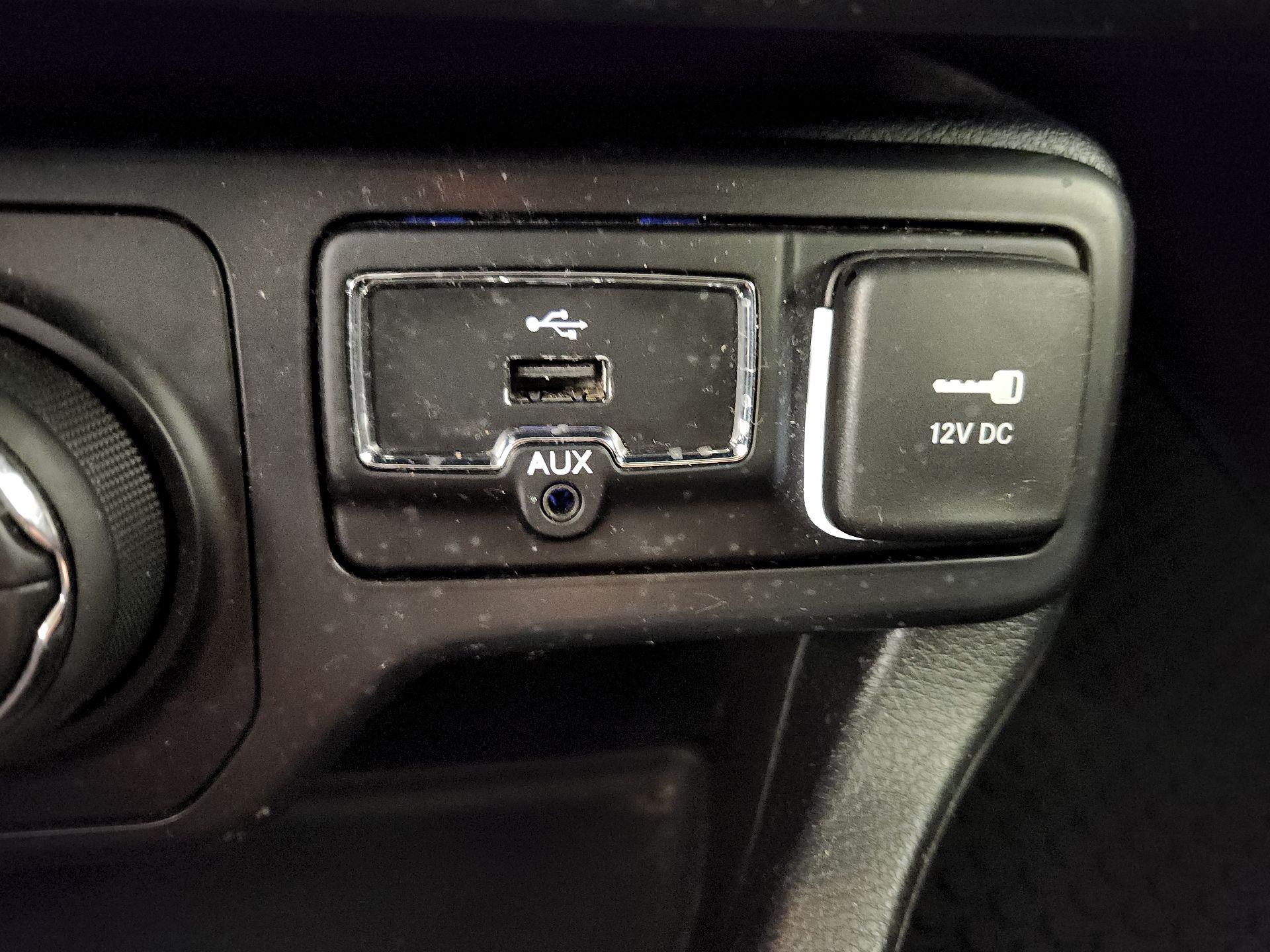 Thumbnail: 2019 Jeep Renegade - 18