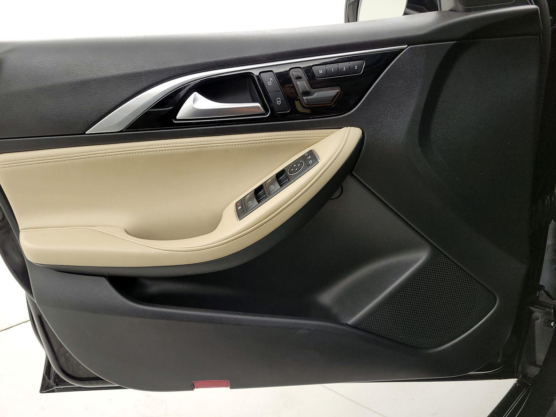 Thumbnail: 2019 INFINITI QX30 - 12