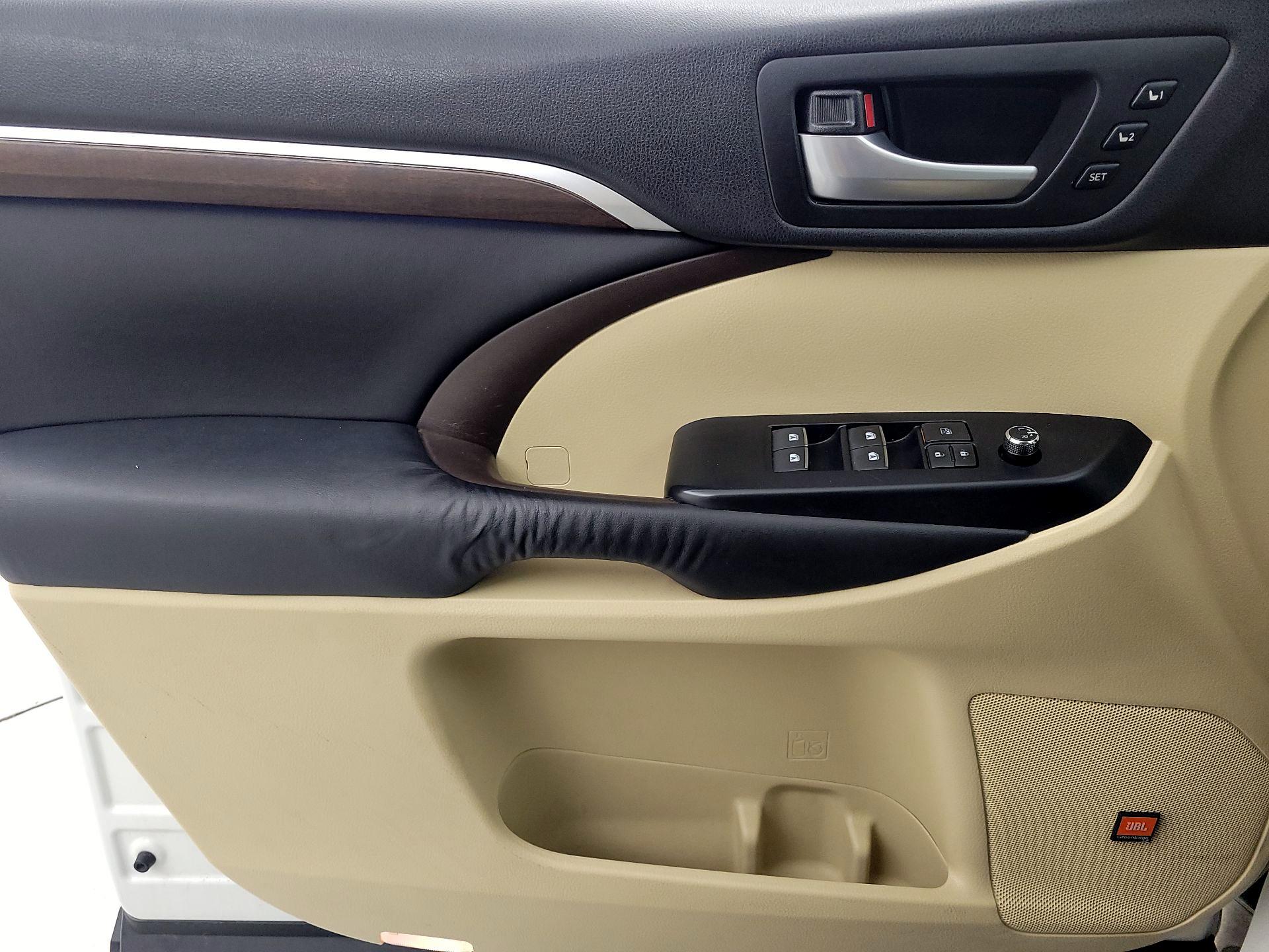 Thumbnail: 2016 Toyota Highlander - 12
