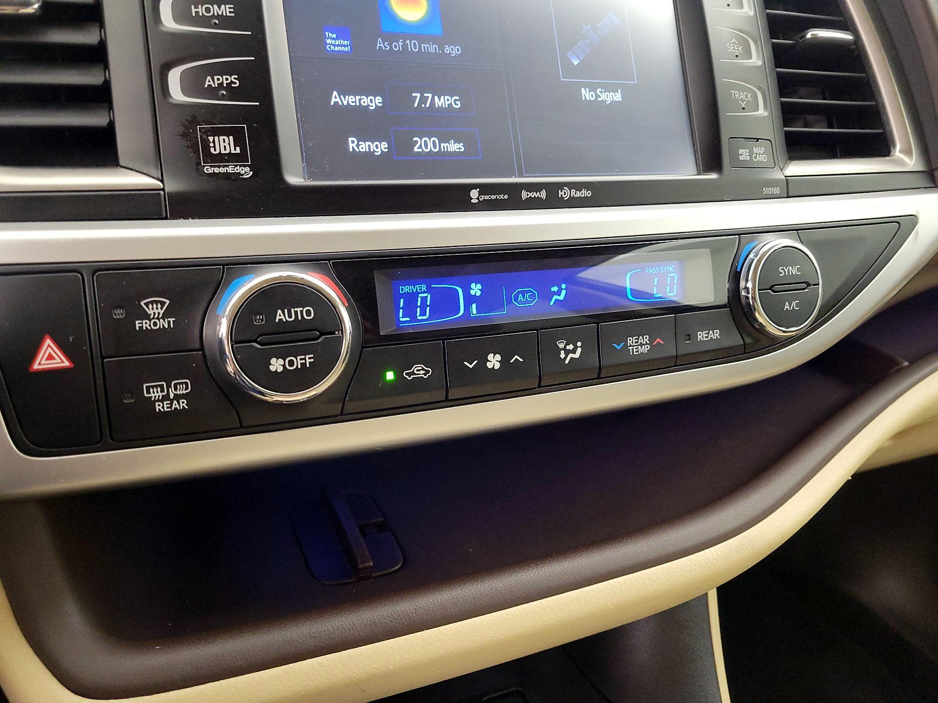 Thumbnail: 2016 Toyota Highlander - 16