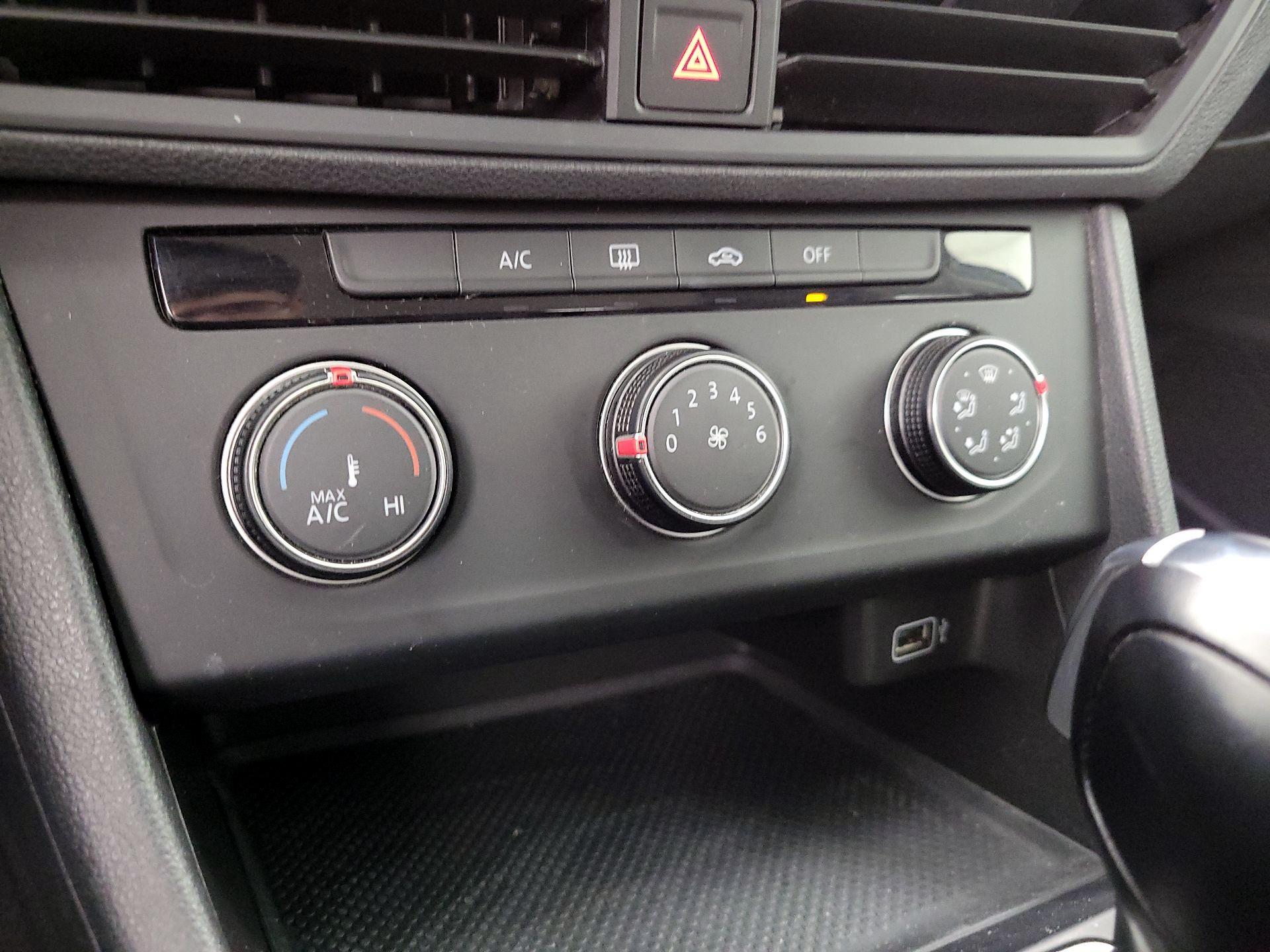 Thumbnail: 2019 Volkswagen Jetta - 16