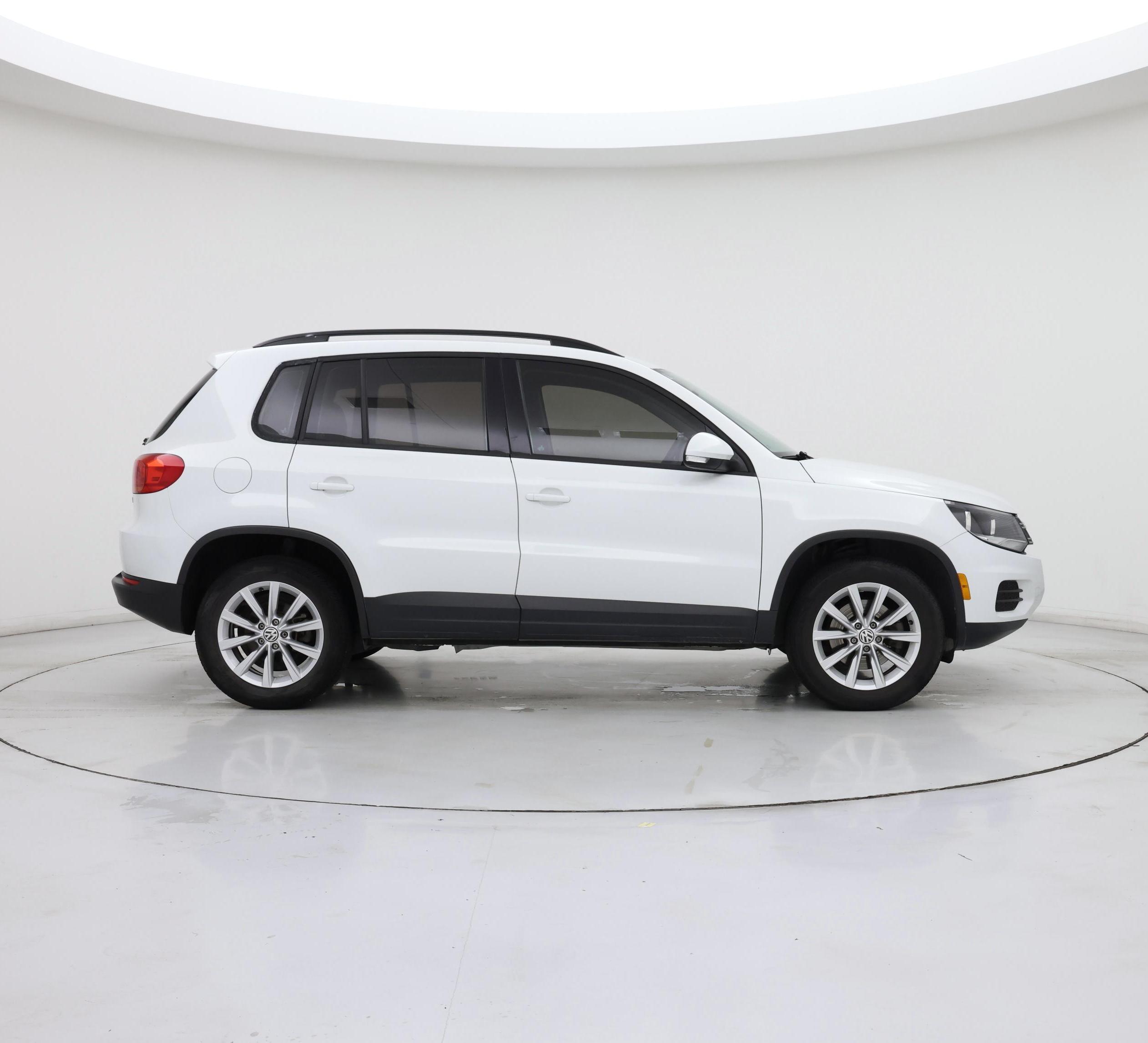 Thumbnail: 2017 Volkswagen Tiguan - 7