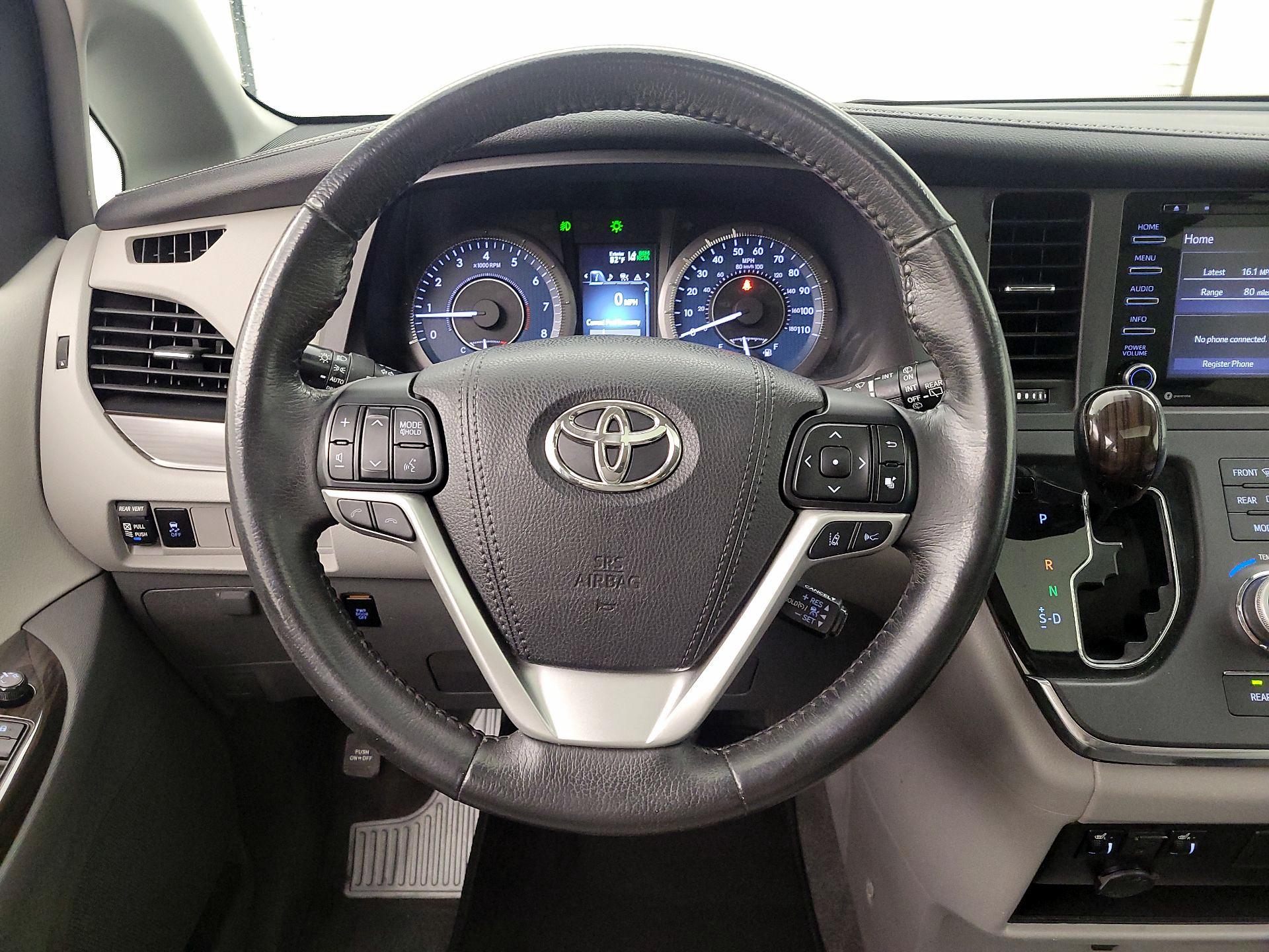 Thumbnail: 2018 Toyota Sienna - 10