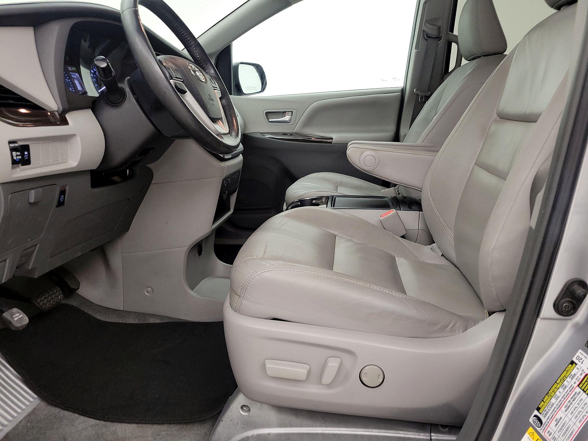 Thumbnail: 2018 Toyota Sienna - 11