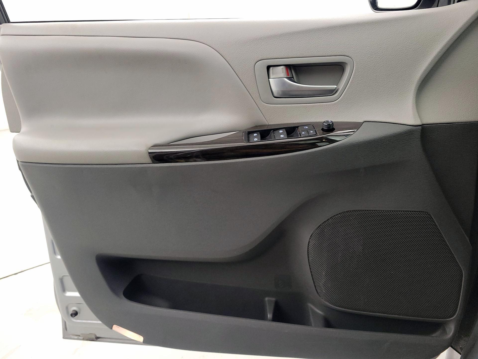 Thumbnail: 2018 Toyota Sienna - 12