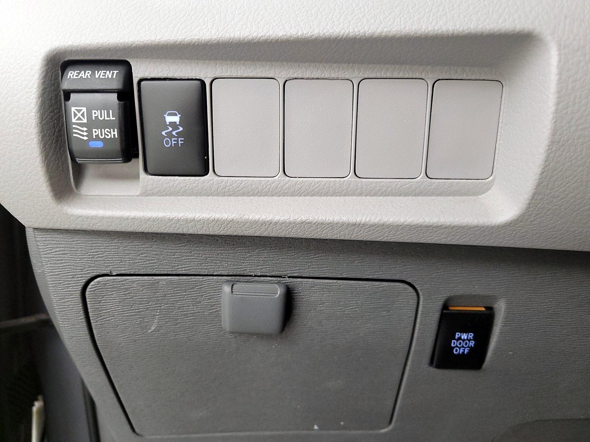 Thumbnail: 2018 Toyota Sienna - 13