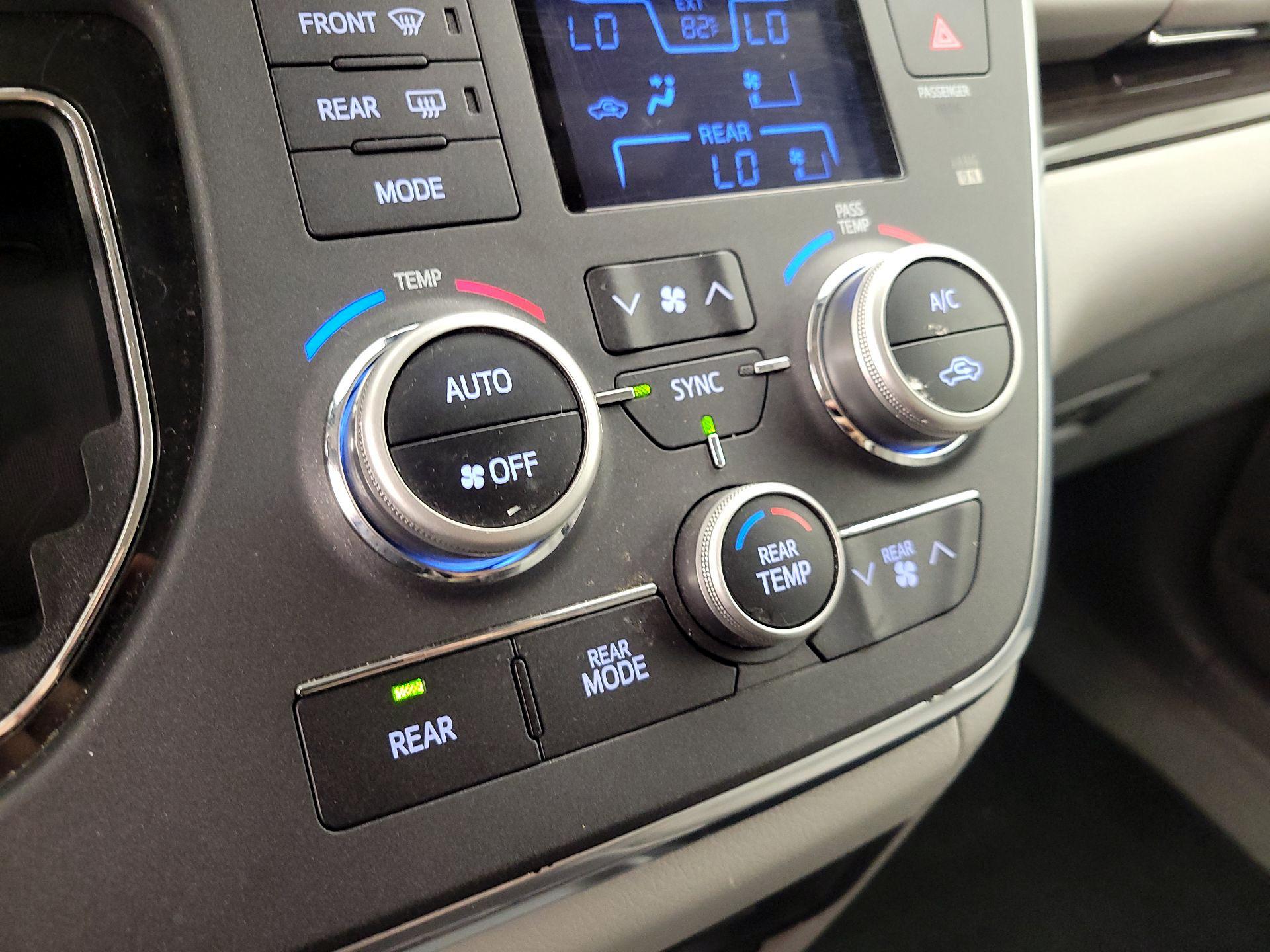 Thumbnail: 2018 Toyota Sienna - 16