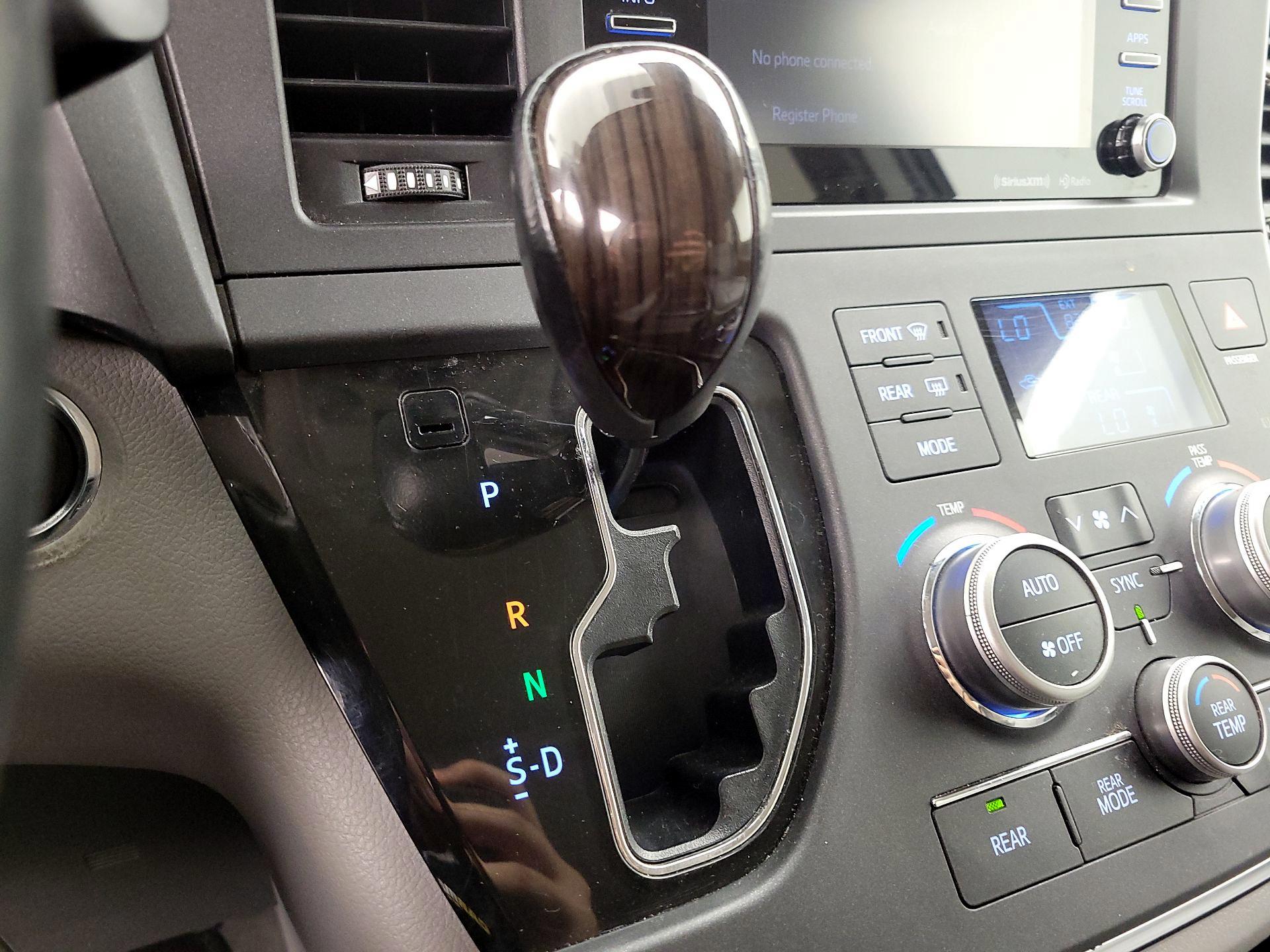 Thumbnail: 2018 Toyota Sienna - 17