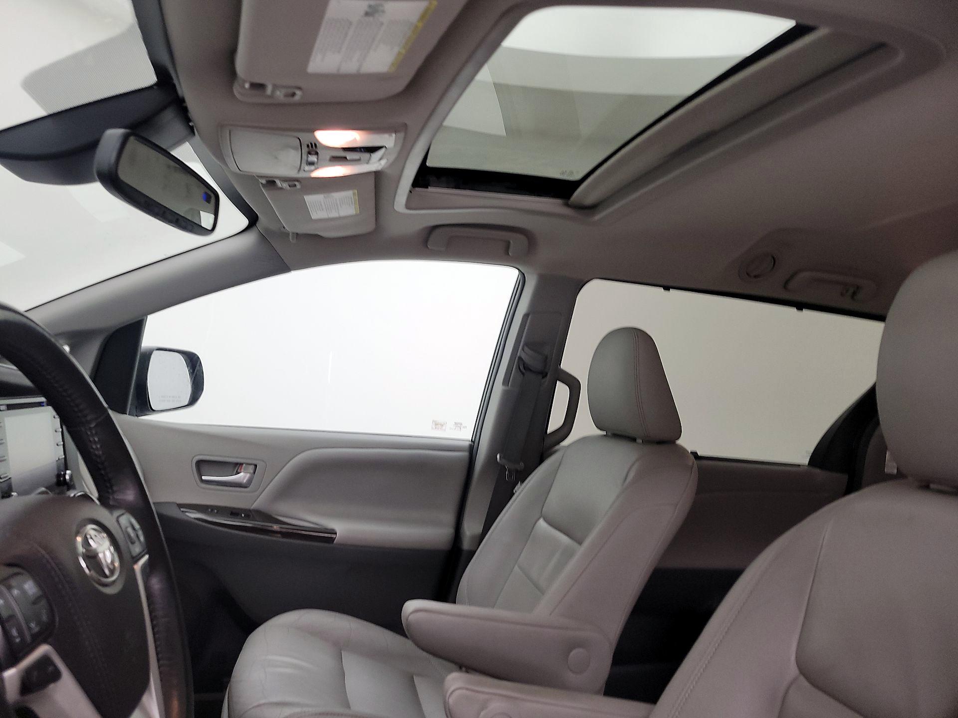 Thumbnail: 2018 Toyota Sienna - 19